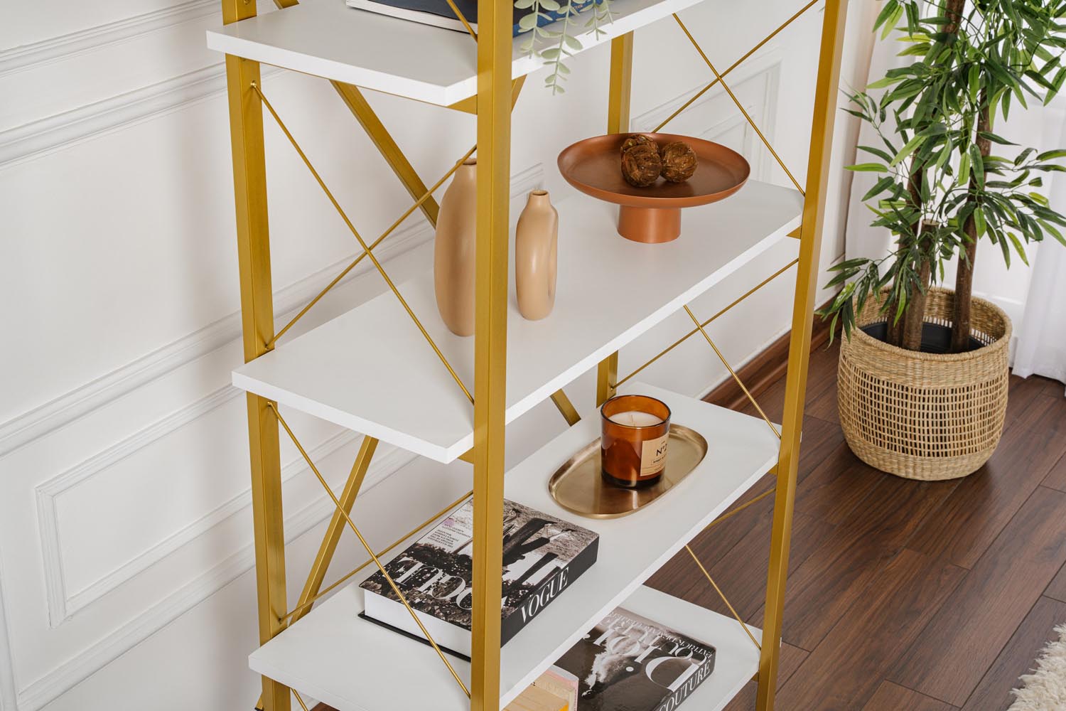 Gestalten Sie Ihr Zuhause stilvoll mit dem Elysian Bücherregal in Weiß und Gold von Nordure – eine perfekte Fusion aus Eleganz und Funktionalität.