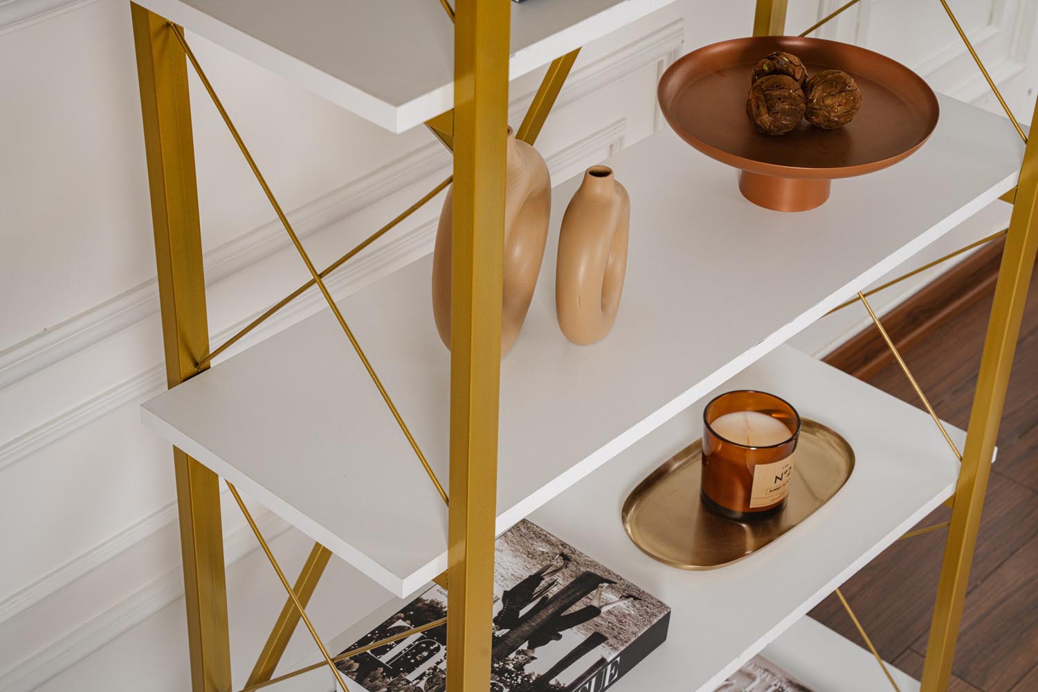 Verleihen Sie Ihrem Raum mit dem Elysian Bücherregal in Weiß und Gold von Nordure einen Hauch von Luxus und praktischer Eleganz.