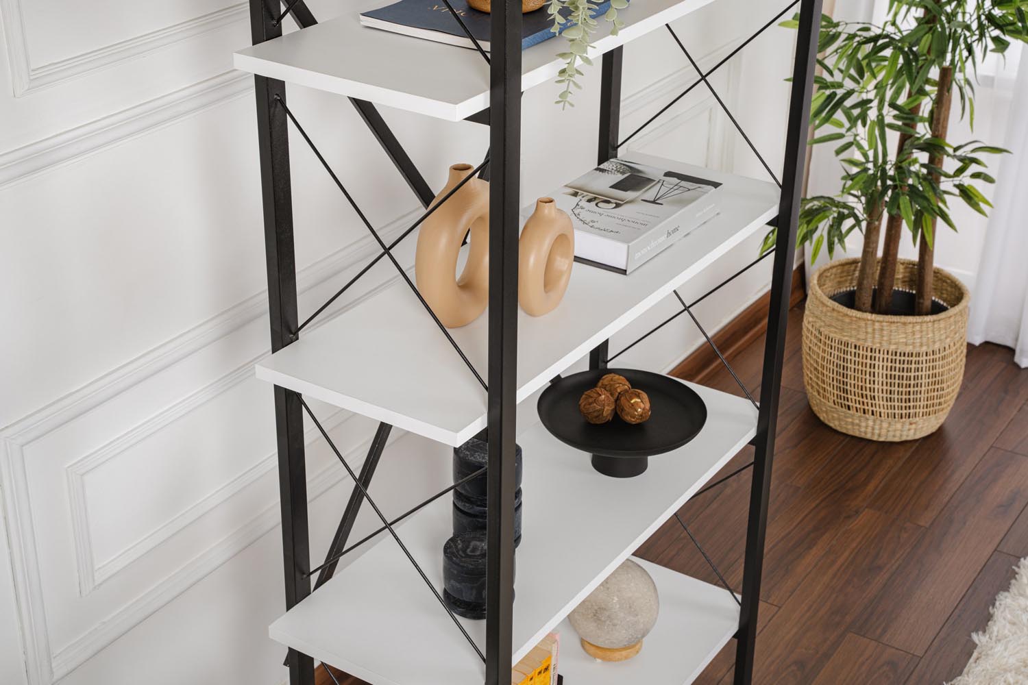 Entdecken Sie das Elysian Bücherregal von Nordure in stilvollem Weiß und Schwarz. Ideal für modernes Wohnen, robust und vielseitig!