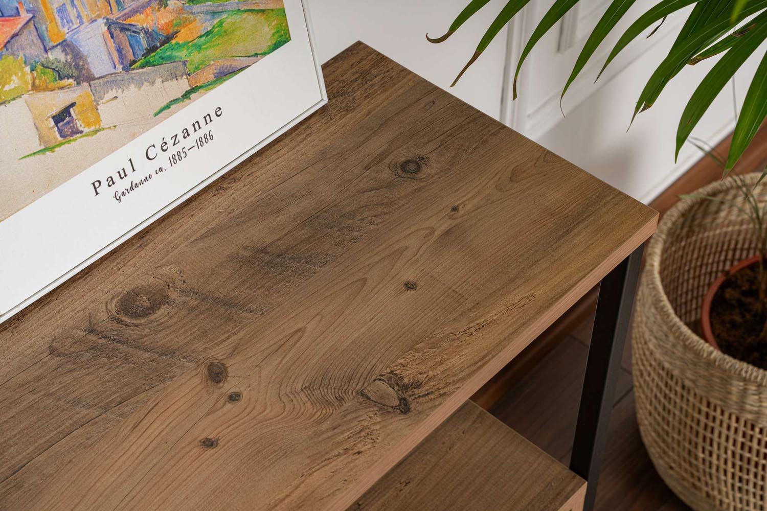 Entdecken Sie das stilvolle Solace High-Sideboard aus schwarzer Atlantischer Kiefer von Nordure. Ideal für eleganten Stauraum und moderne Wohnakzente!