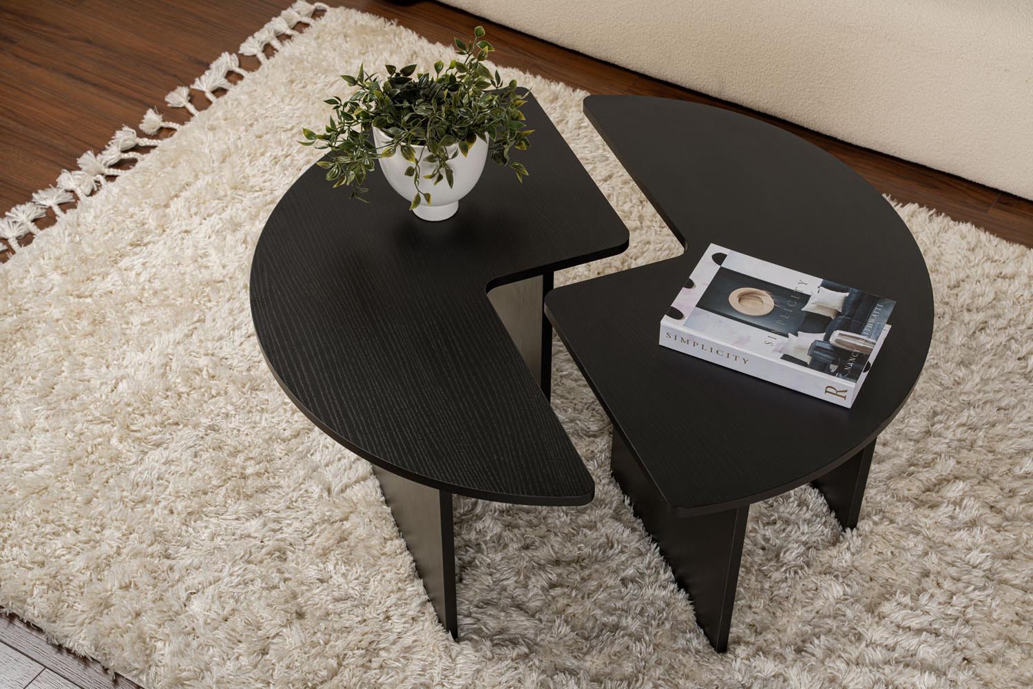 Der Moira Sofatisch in Wood Black ist ein elegantes Möbelstück, das jedem Raum einen Hauch von Stil verleiht. Ideal für gemütliche Abende.