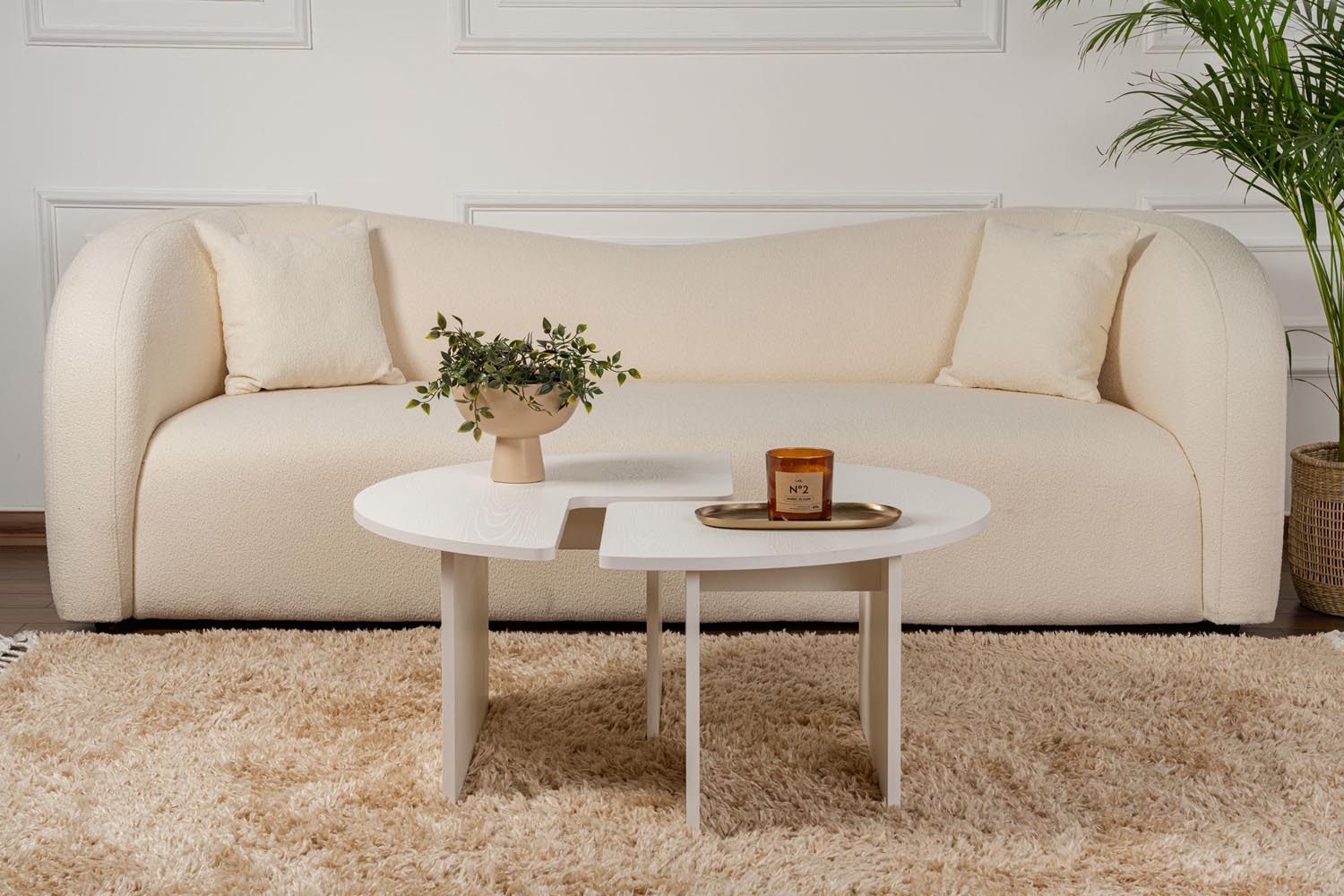 Verleihen Sie Ihrem Wohnzimmer mit dem Moira Sofatisch in Holz Weiß von Nordure einen modernen Akzent. Langlebig und stilvoll!