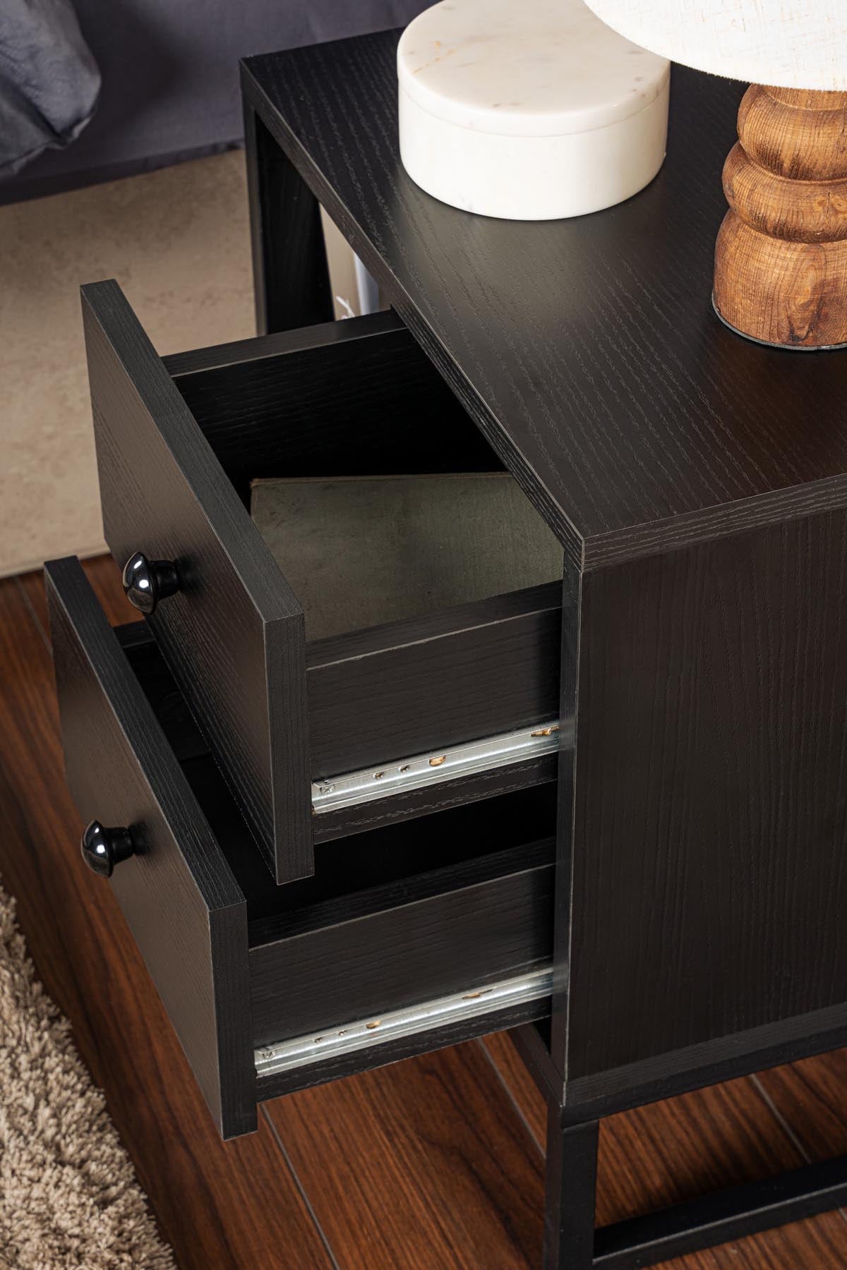 Moderner Nachttisch in Holz Schwarz von Nordure. Perfekte Kombination aus Stil und Funktionalität für Ihr Schlafzimmer, mit stabilem Design und praktischem Stauraum.