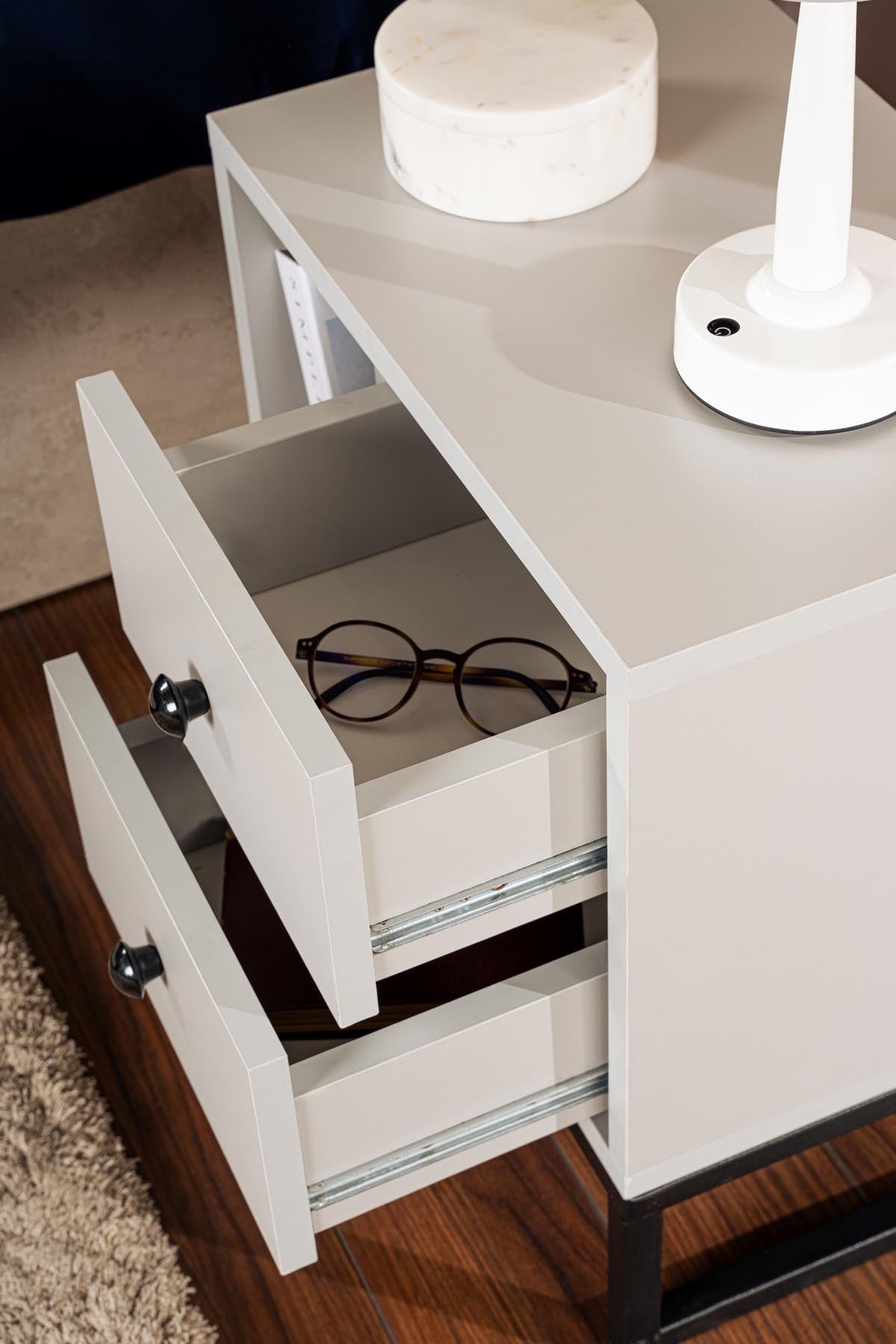 Entdecken Sie den Glimmer Nachttisch in Grau und Schwarz von Nordure: Modernes Design, robuste Bauweise und ideal für eine stilvolle Schlafzimmergestaltung.