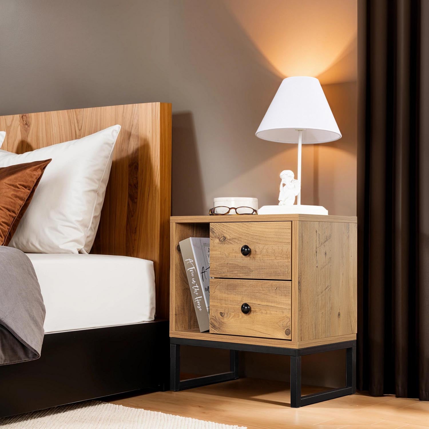 Moderner Nachttisch aus schwarzer atlantischer Kiefer mit stabilen Metallbeinen. Perfekt für stilvolle Schlafzimmer und optimalen Stauraum.