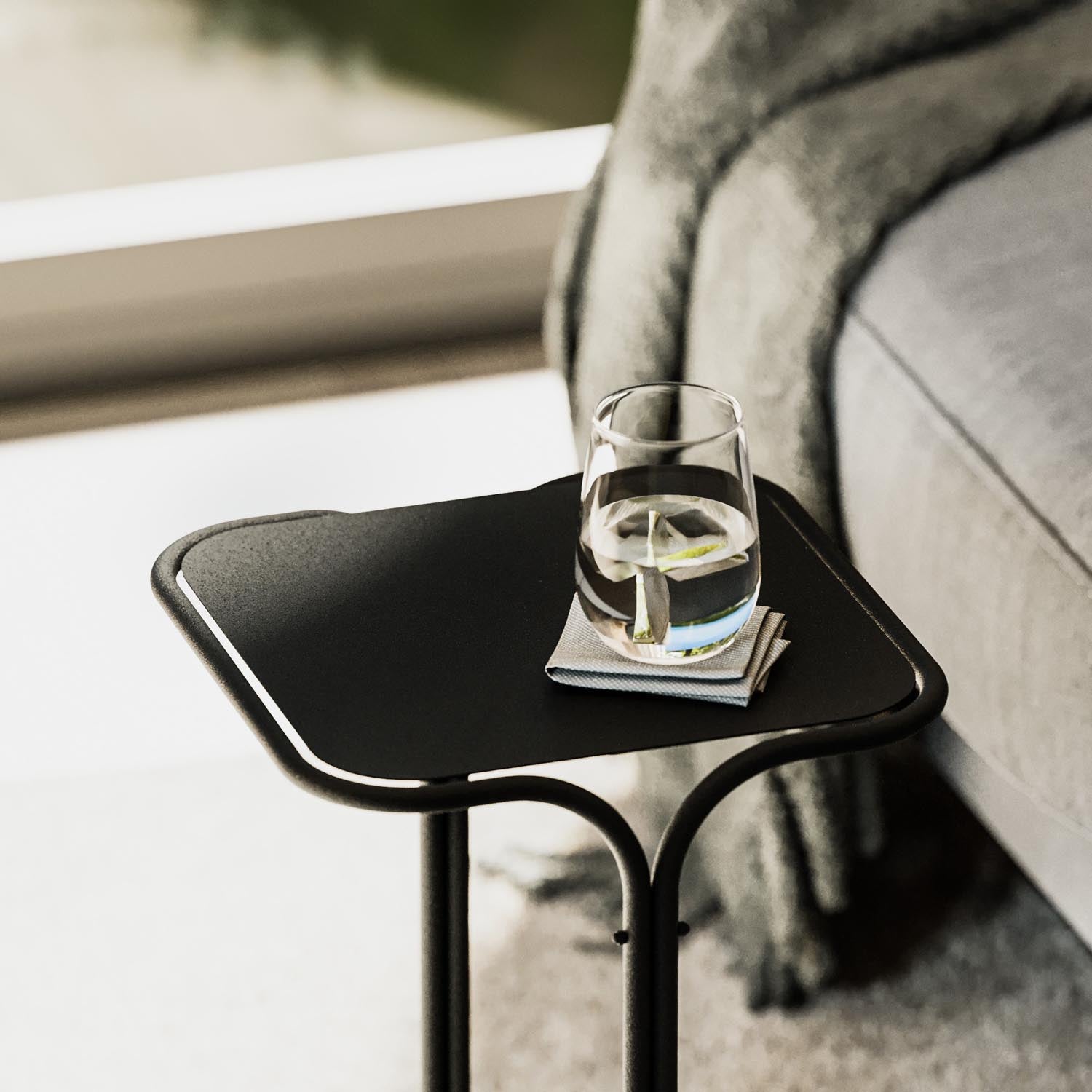 SHB Sofatisch von Hanah Home: Stilvoller, robuster Metalltisch in elegantem Schwarz. Ideal für moderne und klassische Wohnräume.