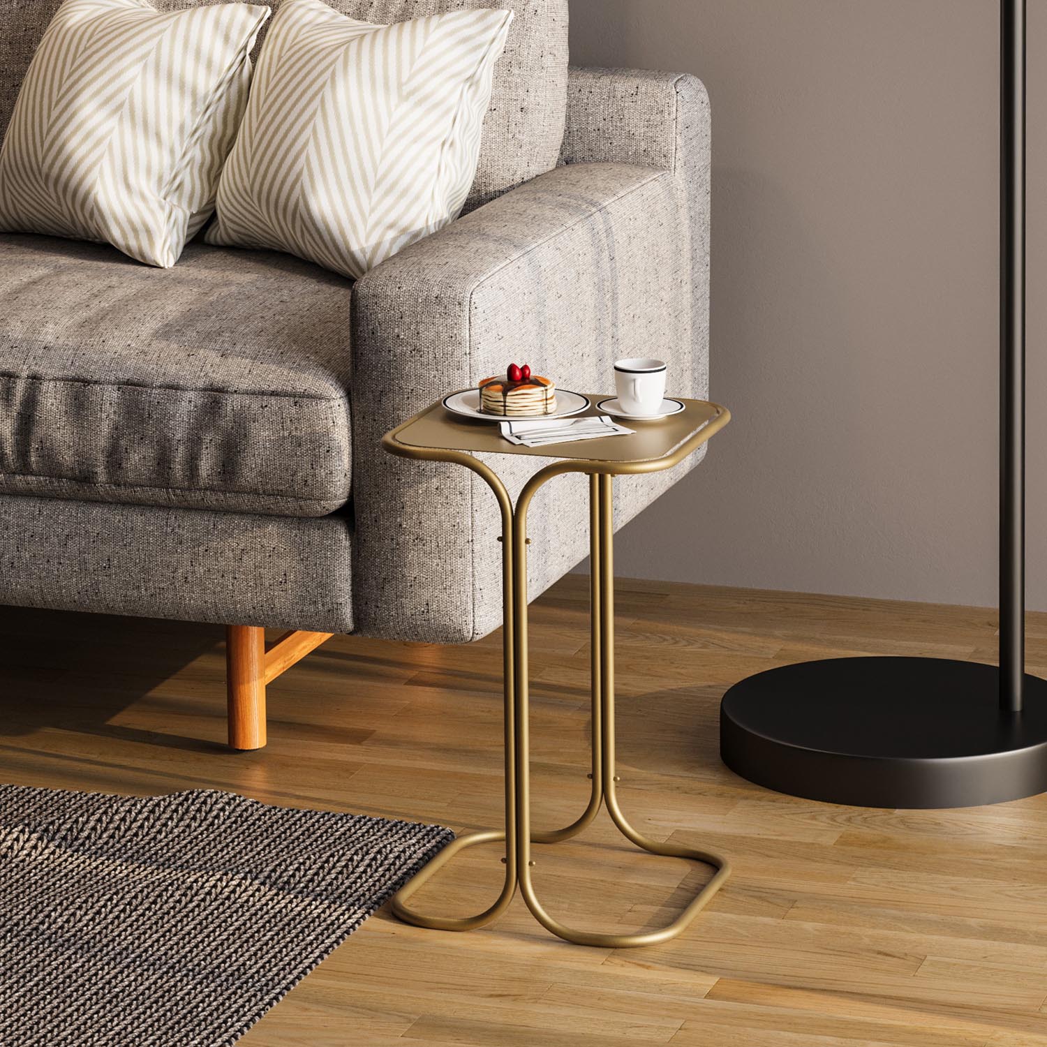 Entdecken Sie den eleganten SHB Sofatisch in Gold von Hanah Home. Aus robustem Metall gefertigt, vereint er Stil und Langlebigkeit für Ihr Zuhause.