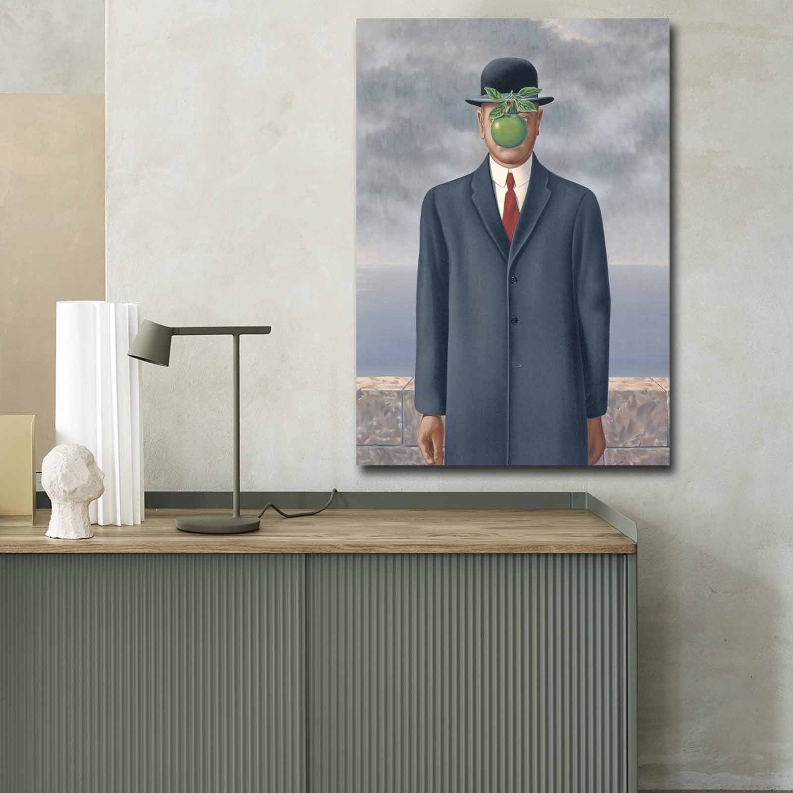 Entdecken Sie das faszinierende Leinwandbild "Der Menschensohn" von René Magritte. Dieses Meisterwerk verleiht jedem Raum Eleganz und regt zum Nachdenken an.