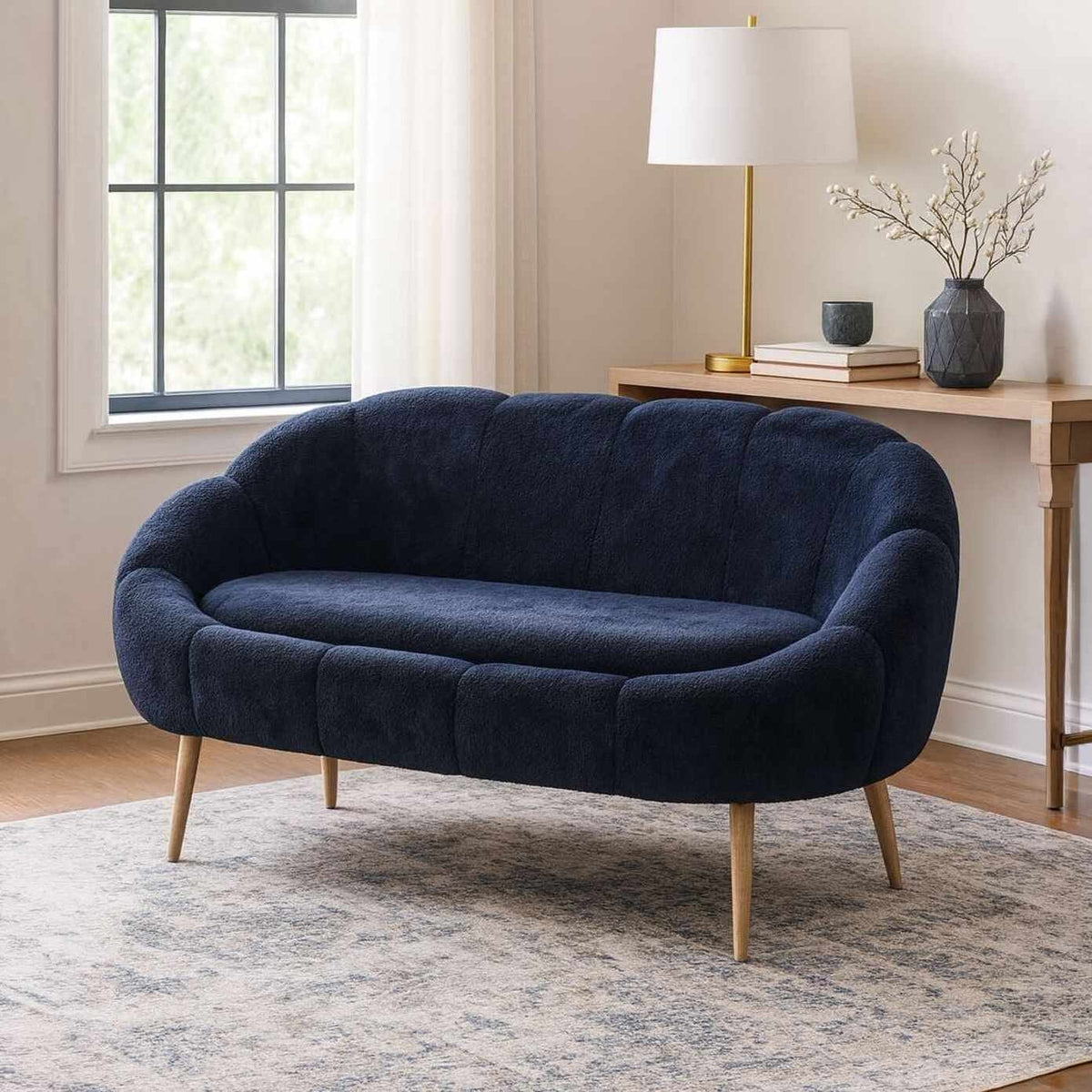 Anthrazitfarbenes 2-Sitzer Sofa Lida mit Wellsoft-Stoffbezug, Flügeldesign und Beinen aus Eschenholz, freigestellt fotografiert.