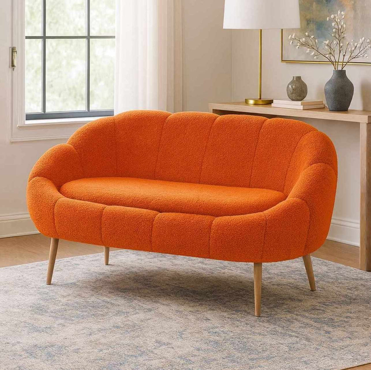 Orangefarbenes 2-Sitzer Sofa Lida mit Wellsoft-Stoffbezug, Ohrensessel-Rückenlehne und Beinen aus Eschenholz, Ansicht von vorne.
