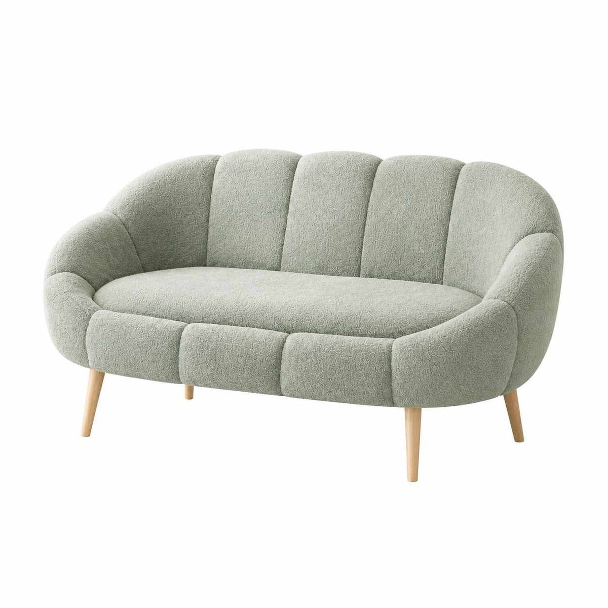 Grünes 2-Sitzer Sofa Lida mit Wellsoft-Stoffbezug, Eschenholzbeinen und Massen 130x50x105 cm auf hellem Hintergrund fotografiert.