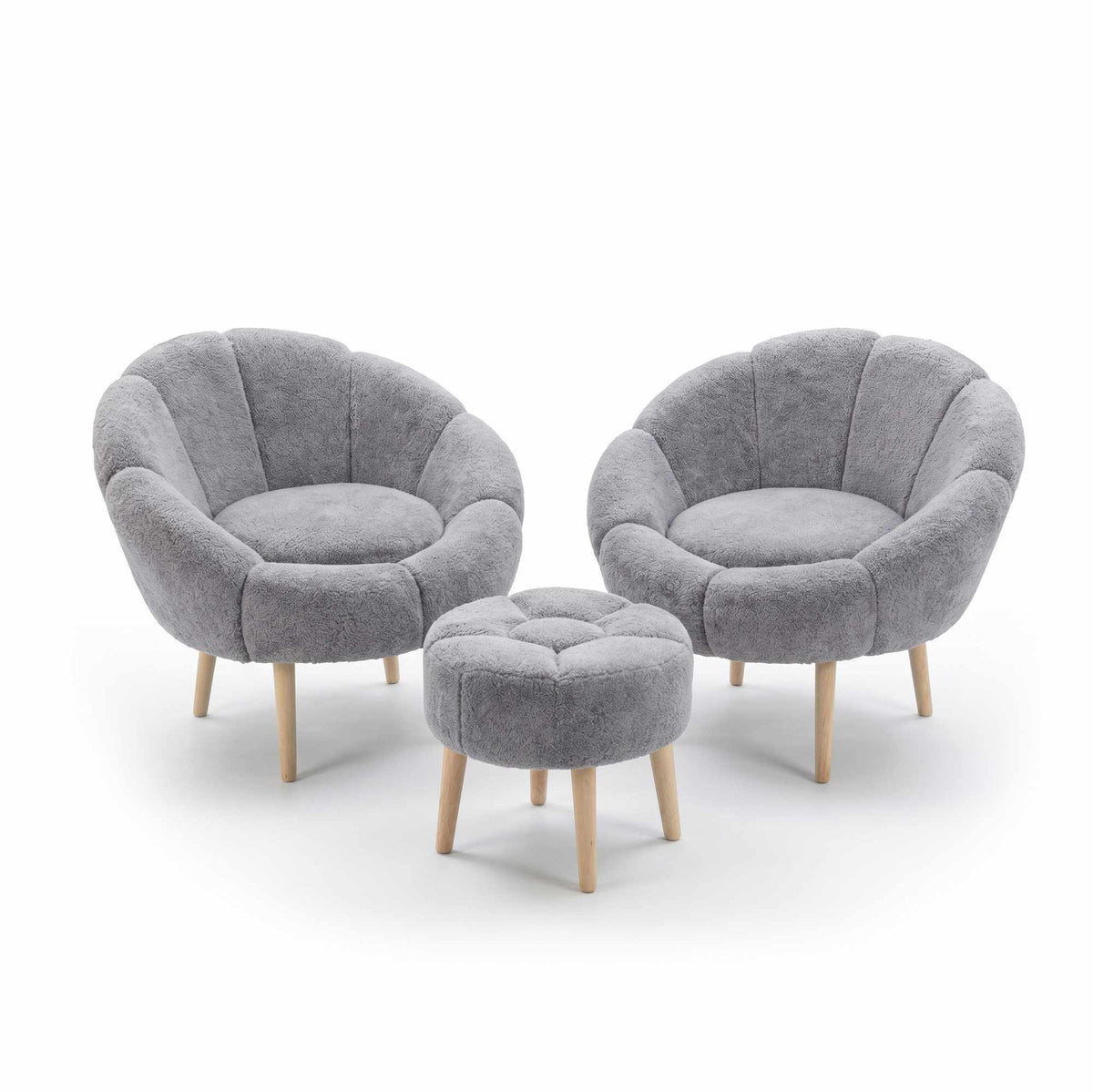 Zwei graue Ohrensessel mit Wellsoft-Stoffbezug und Eschenholzbeinen sowie ein passender runder Pouf, dreiteiliges Sitzmöbel-Set von Hanah Home.