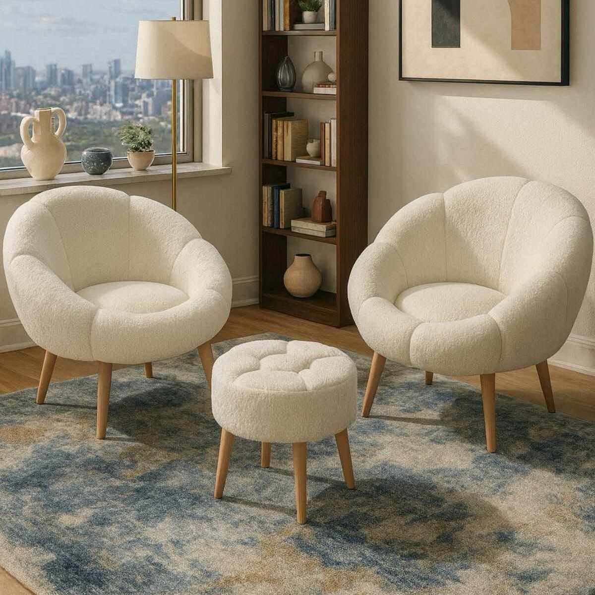 Weisser Ohrensessel mit Wellsoft-Stoffbezug und Eschenholzbeinen neben passendem rundem Pouf, dreiteiliges Set von Hanah Home.