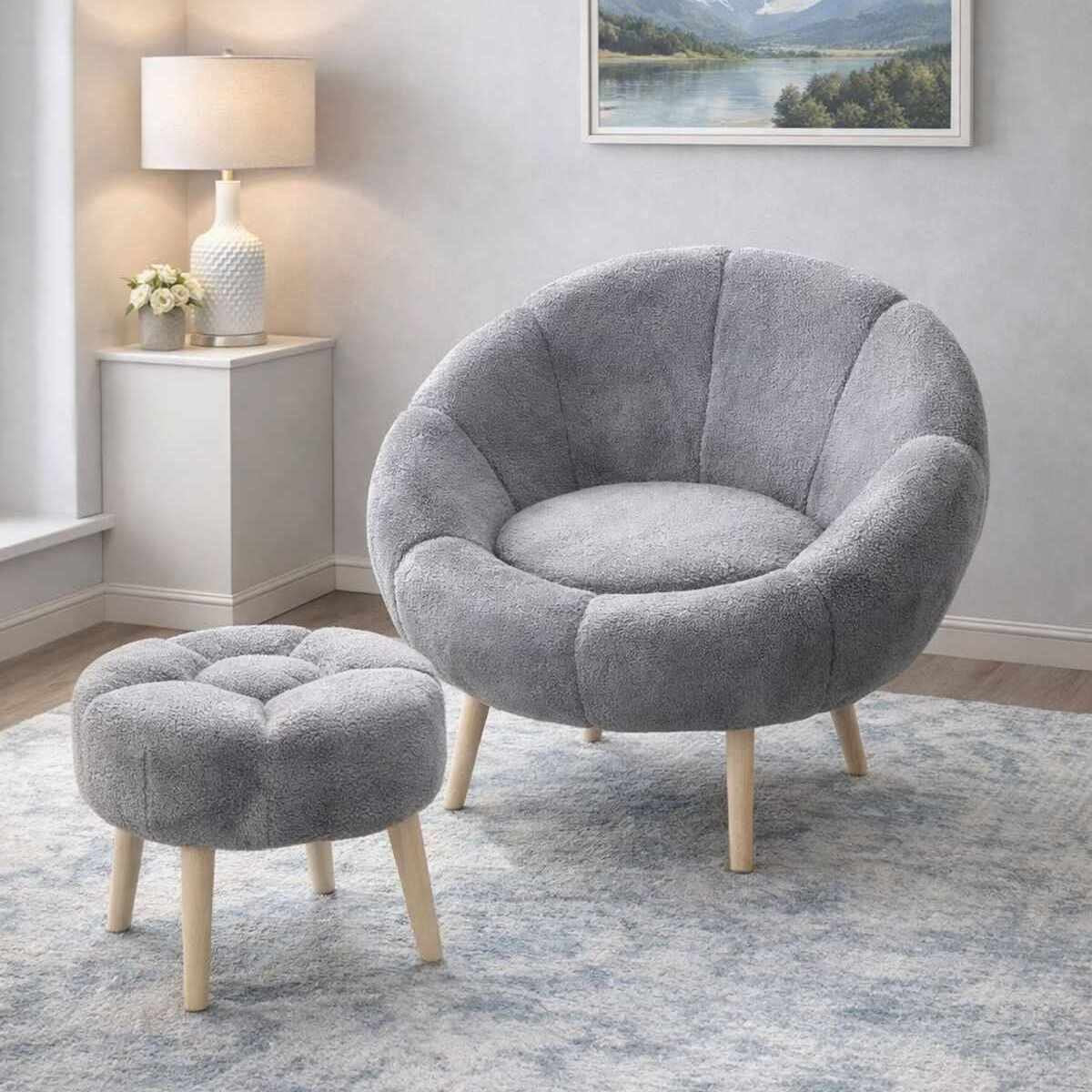 Grauer Ohrensessel mit passendem Pouf aus 100% Wellsoft-Stoff, Beine aus Esche, Schaumstoffpolsterung, Ansicht der zweiteiligen Sitzgruppe.