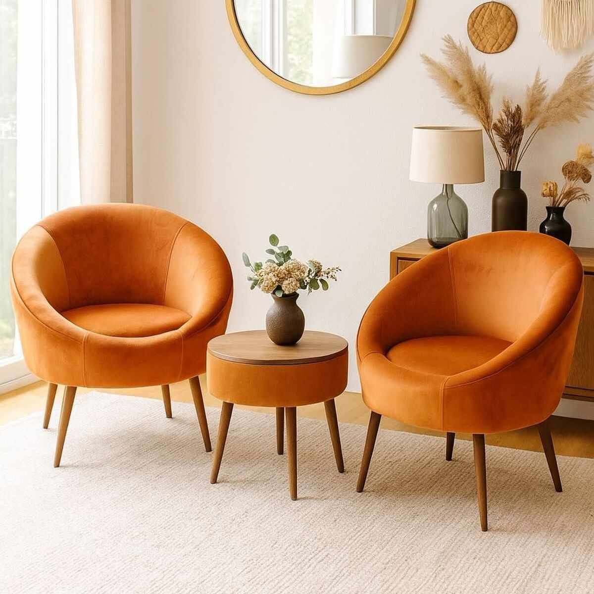 Zwei orange Ohrensessel mit Babyface-Stoffbezug und Eschenholzbeinen neben rundem Couchtisch aus melaminbeschichteter Spanplatte.