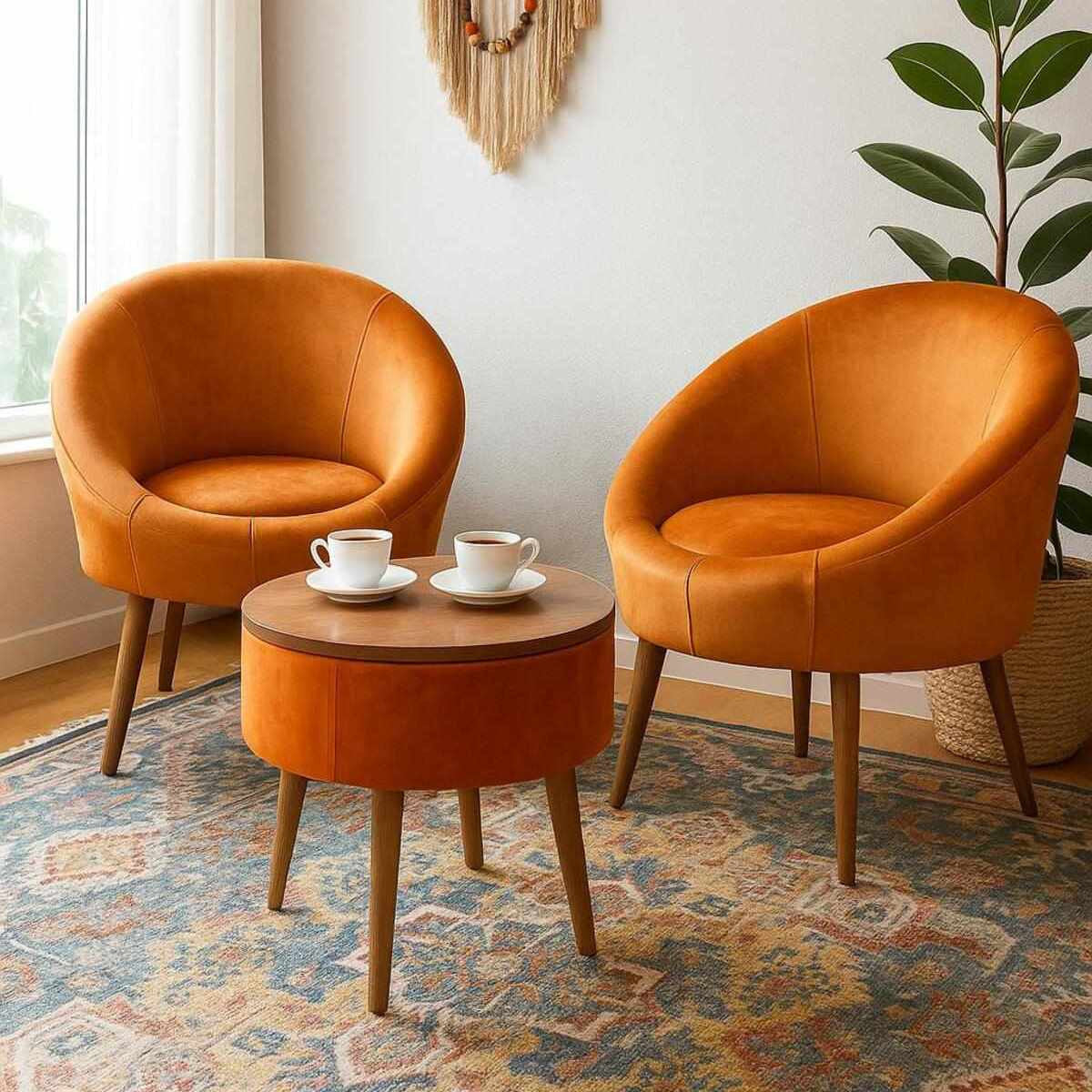 Zwei orange Ohrensessel mit Babyface-Stoffbezug und Eschenholzbeinen neben rundem Couchtisch aus melaminbeschichteter Spanplatte.
