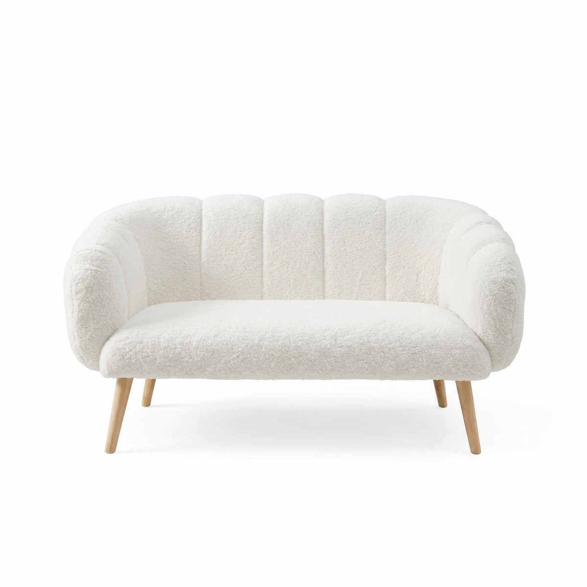 Weisses 2-Sitzer Sofa Lotus von Hanah Home mit Armlehnen, Wellsoft-Stoffbezug und hellen Beinen aus Esche, Studioaufnahme.