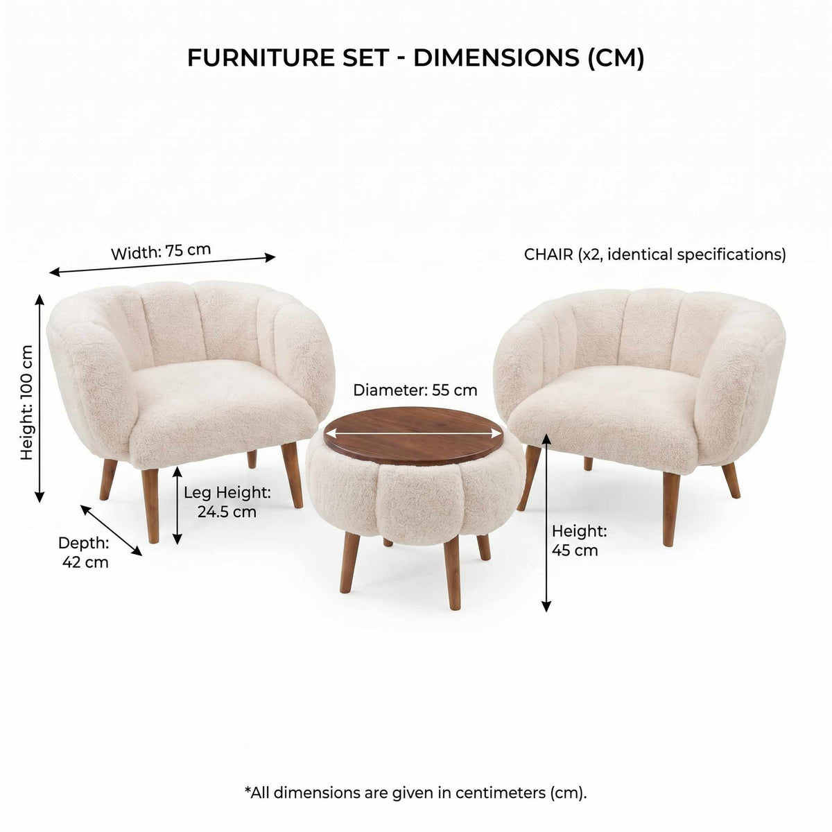 Zwei beige Ohrensessel mit Wellsoft-Stoffbezug und Eschenholzbeinen neben rundem Couchtisch mit heller Holzoptik, Set aus drei Teilen.
