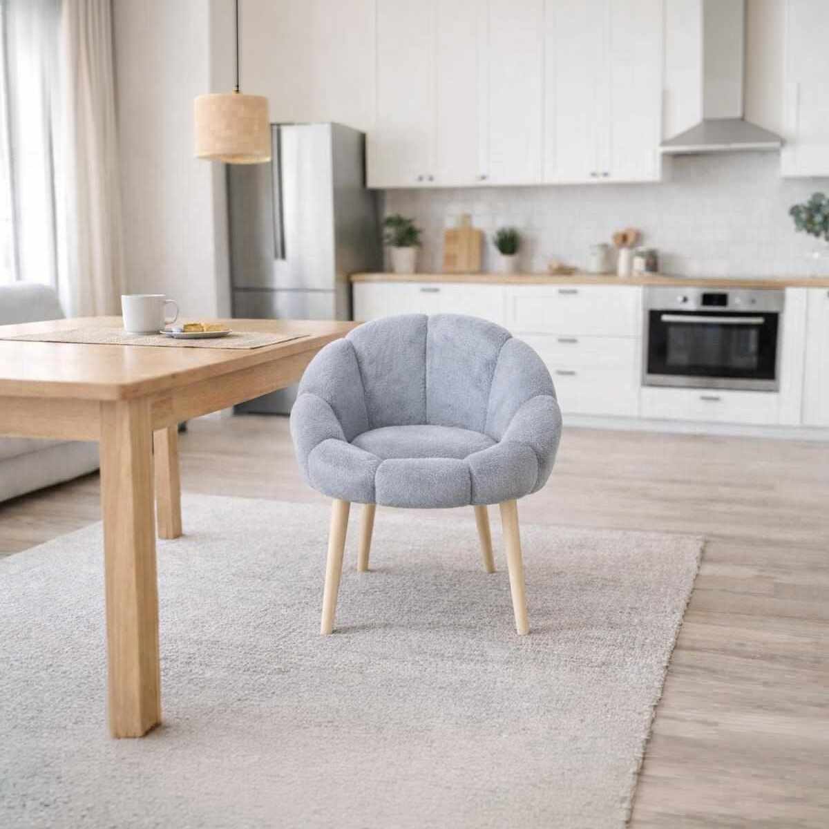 Grauer Ohrensessel mit Wellsoft-Stoffbezug, hohem Rücken und Beinen aus Eschenholz, Ansicht des kompletten Sessels von vorne.
