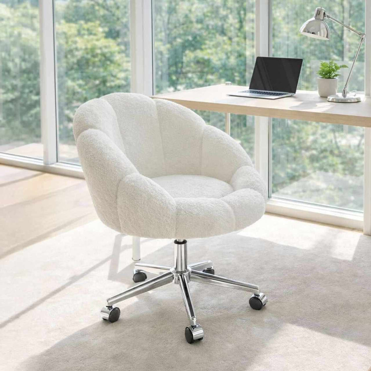 Weisser Metall-Ohrensessel mit geflügelter Rückenlehne, Wellsoft-Stoffbezug und Metallbeinen, Masse 72x62x86 cm.
