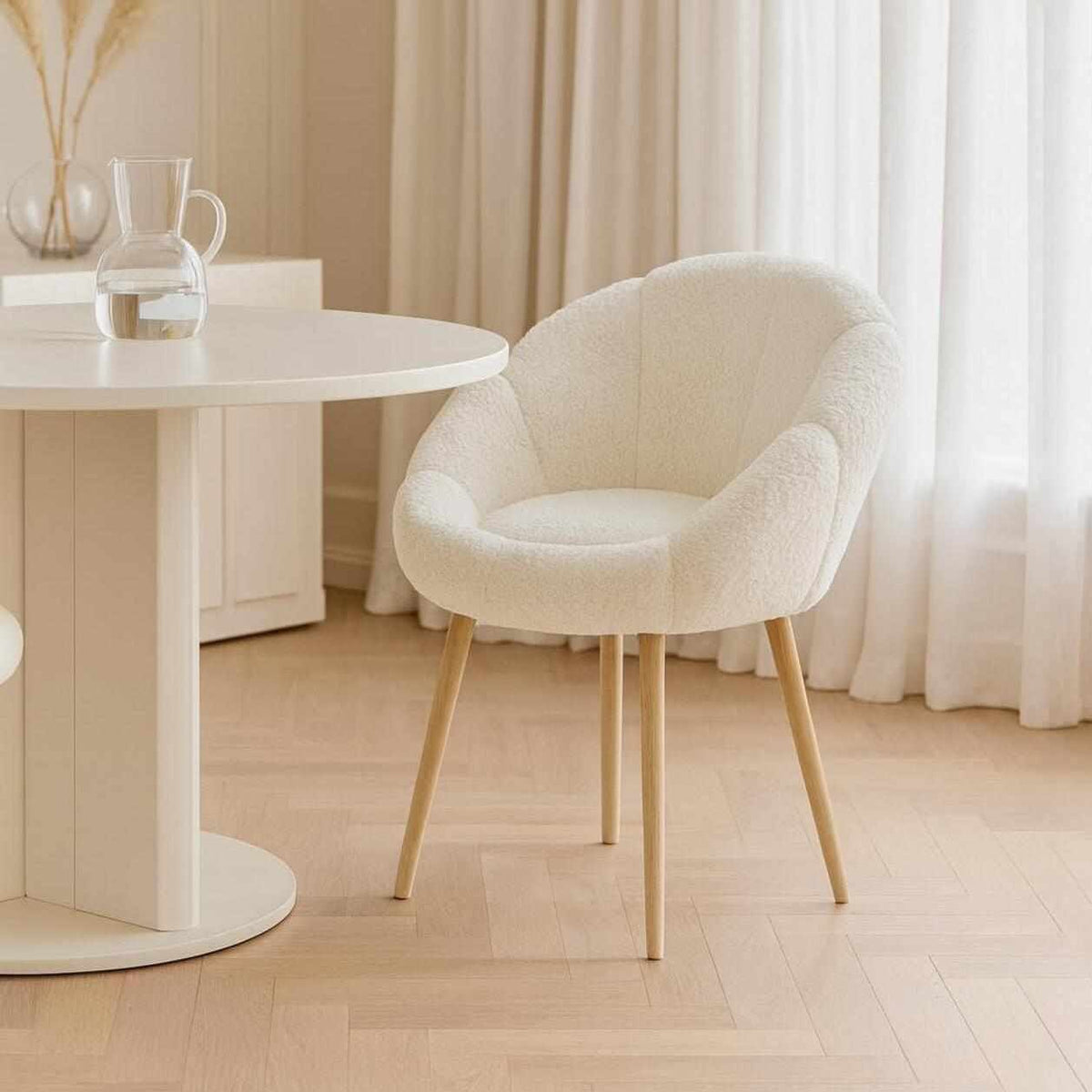 Ohrensessel Papatya von Hanah Home in Weiss und Nussbaum, bezogen mit Wellsoft-Stoff, Esche-Holzbeinen und geschwungener Rückenlehne.