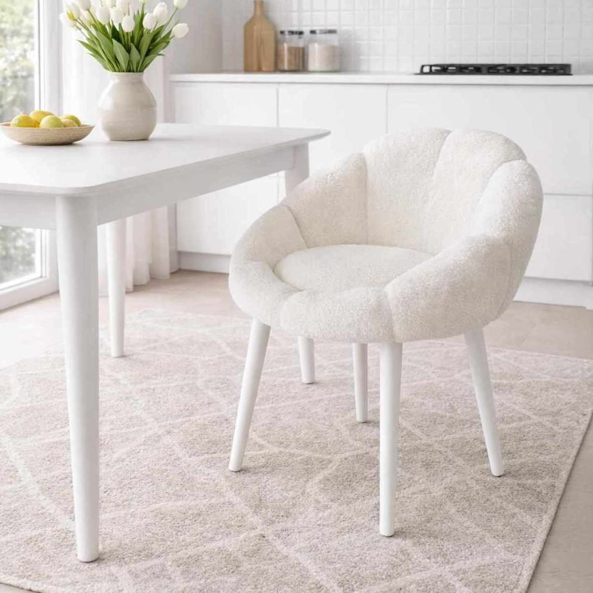 Weisser Ohrensessel Papatya von Hanah Home mit Wellsoft-Stoffbezug, gepolsterter Rückenlehne und Beinen aus Eschenholz, Frontalansicht.