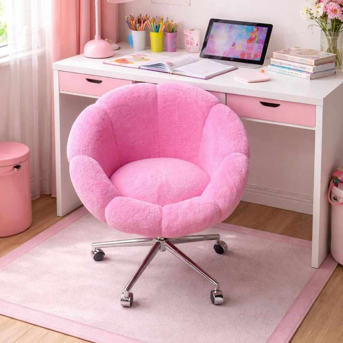 Hellrosa Ohrensessel mit Metallbeinen, Wellsoft-Stoffbezug und gepolsterter Sitzfläche, Frontalansicht auf weissem Hintergrund.