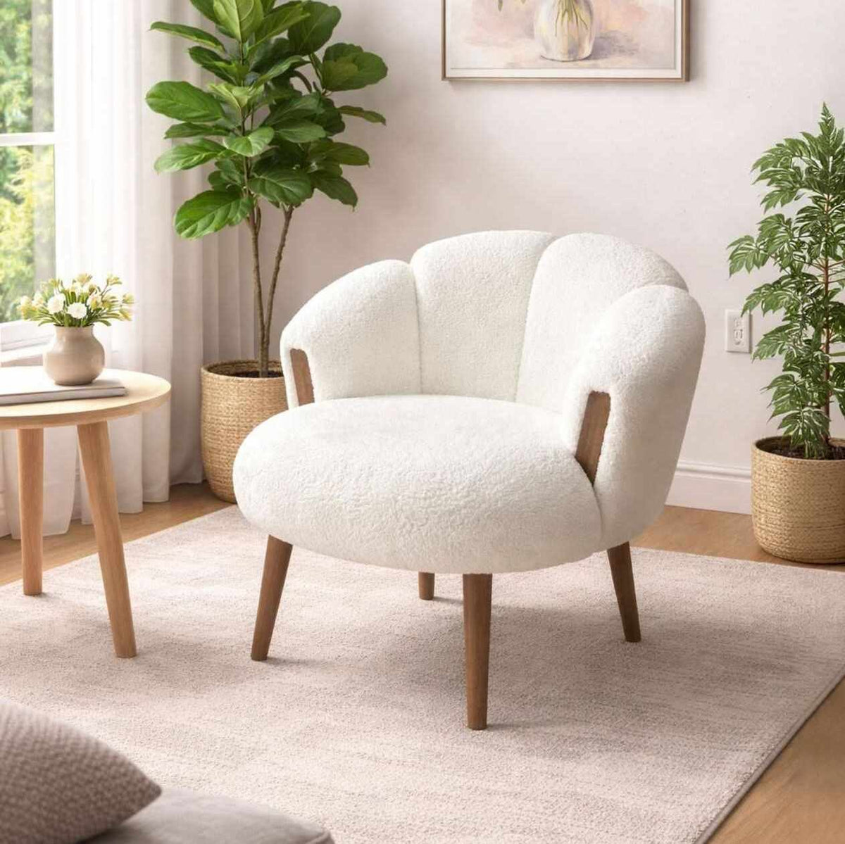 Weisser Ohrensessel mit Wellsoft-Stoffbezug, Eschenholzbeinen und gepolsterter Rückenlehne, Flügeldesign, Ansicht von vorne.