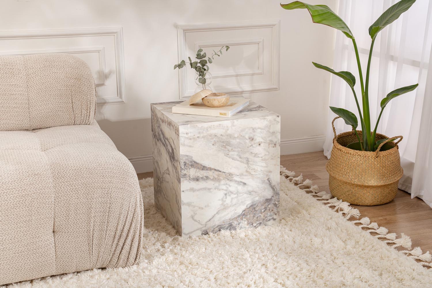 Entdecken Sie den eleganten Küp Sofatisch - Freesia in Marmor von Nordure. Ein stilvolles Möbelstück, das jedem Raum einen Hauch von Raffinesse verleiht.