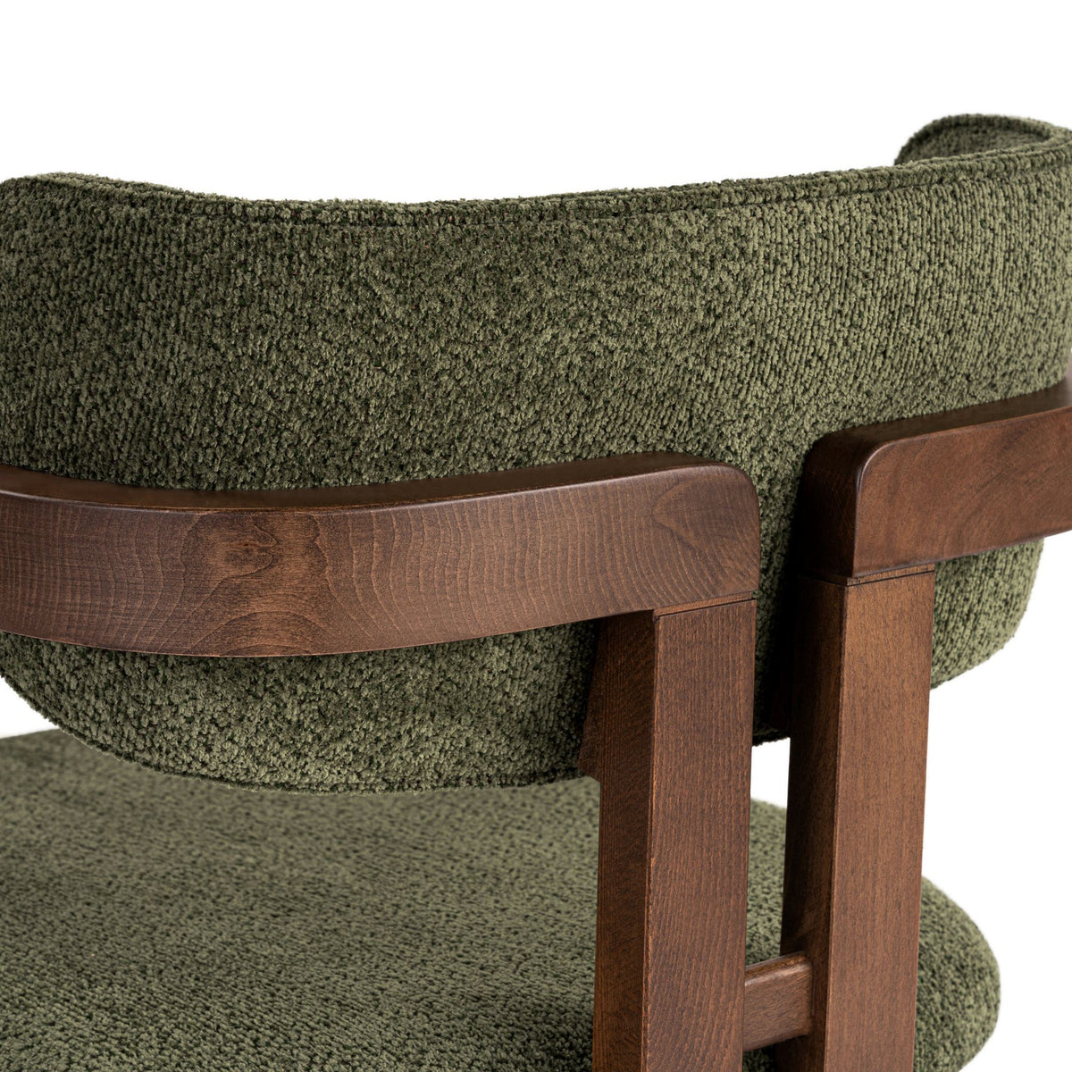 Stuhl mit grünem Chenille-Bezug, Gestell und Beinen aus Buche in Dunkelnussbaum-Optik, gepolstertem Sitz, Rückenlehne und Armlehnen.