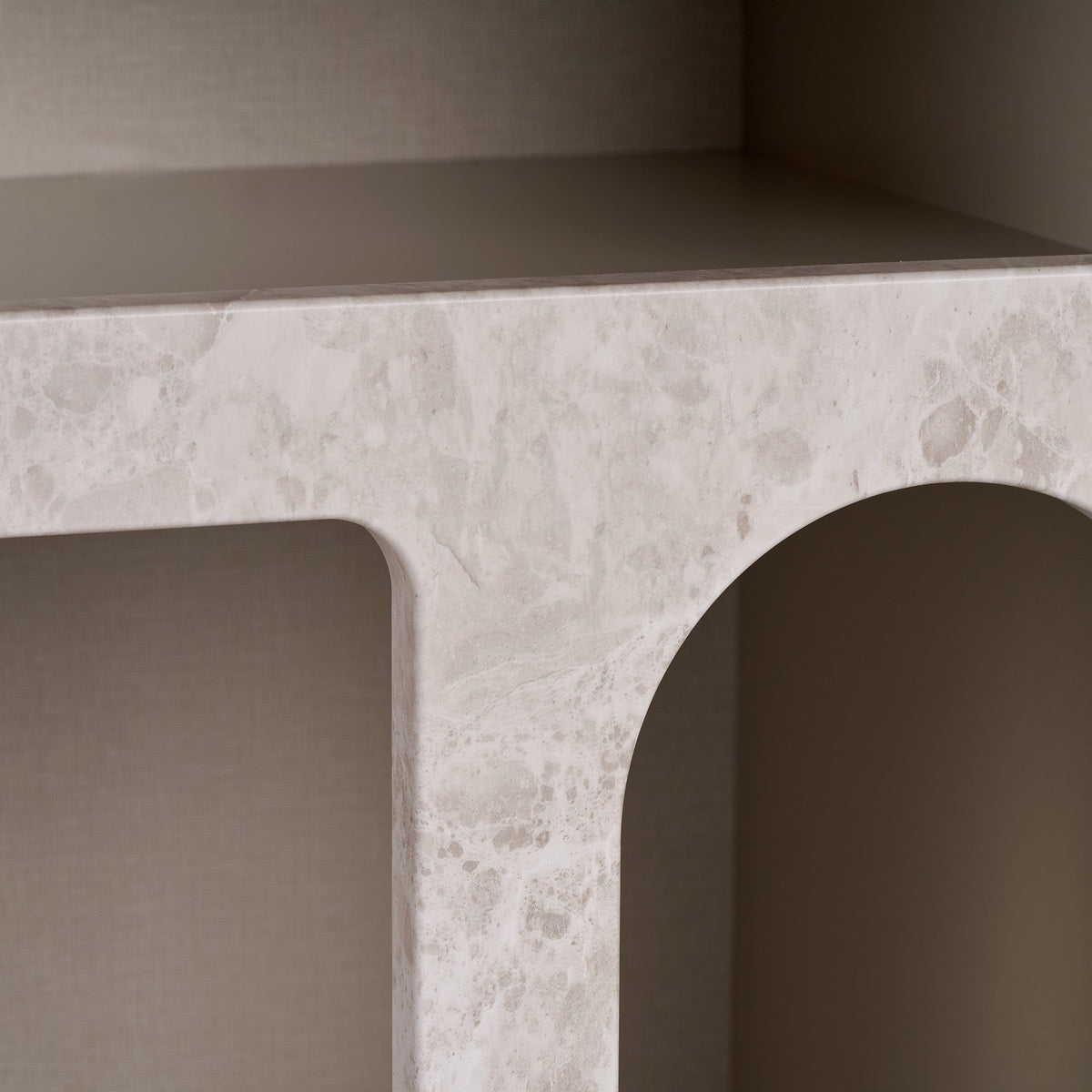 Konsolentisch Vian 120 von Nordure mit Front in Travertin-Marmor- und Sandstein-Optik, Korpus aus melaminbeschichteter Spanplatte, Türen aus MDF.