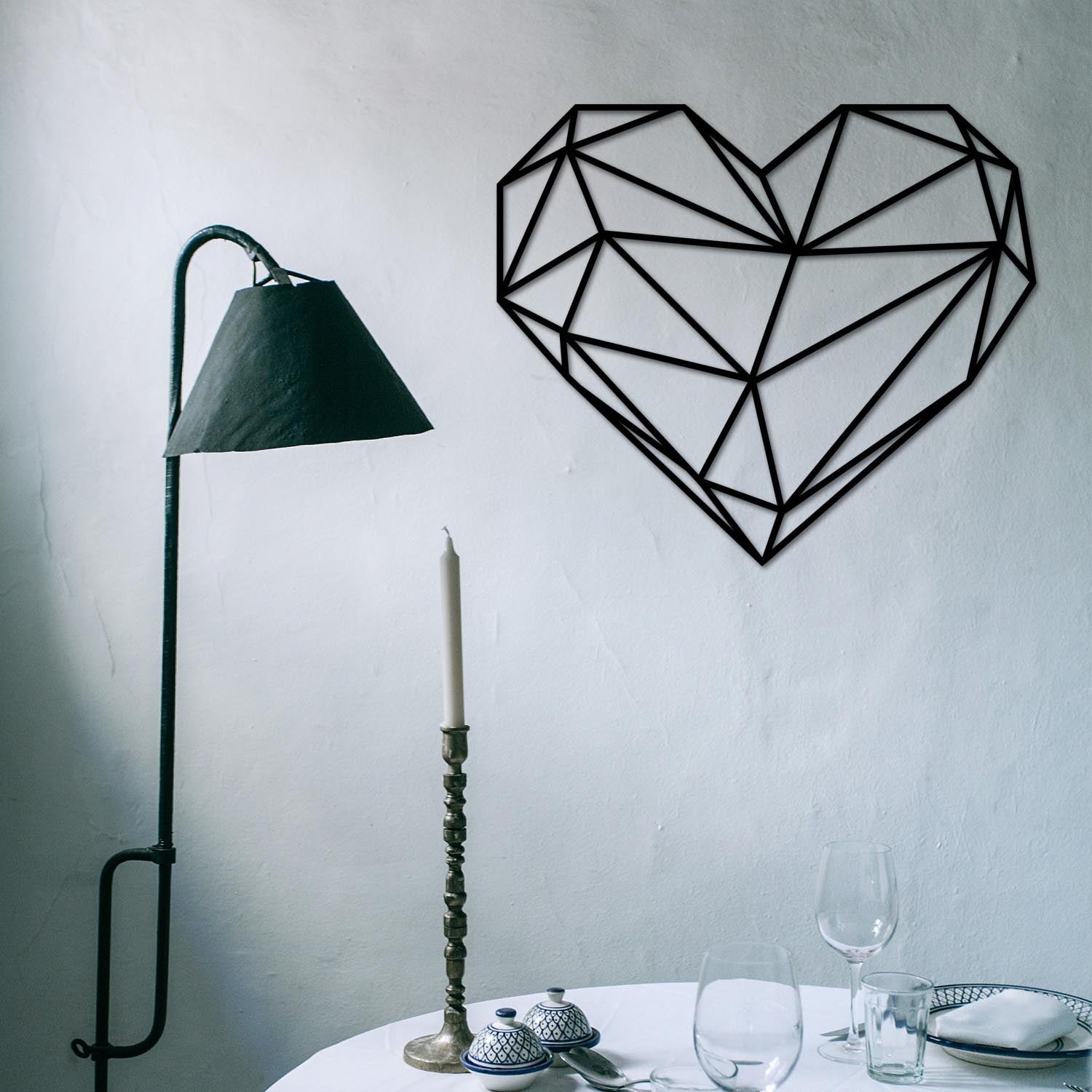Verleihen Sie Ihrem Raum mit der Heart Metal Decor Wanddeko von Wallity in Schwarz einen modernen Akzent. Ein stilvolles Kunstwerk für jede Wand!