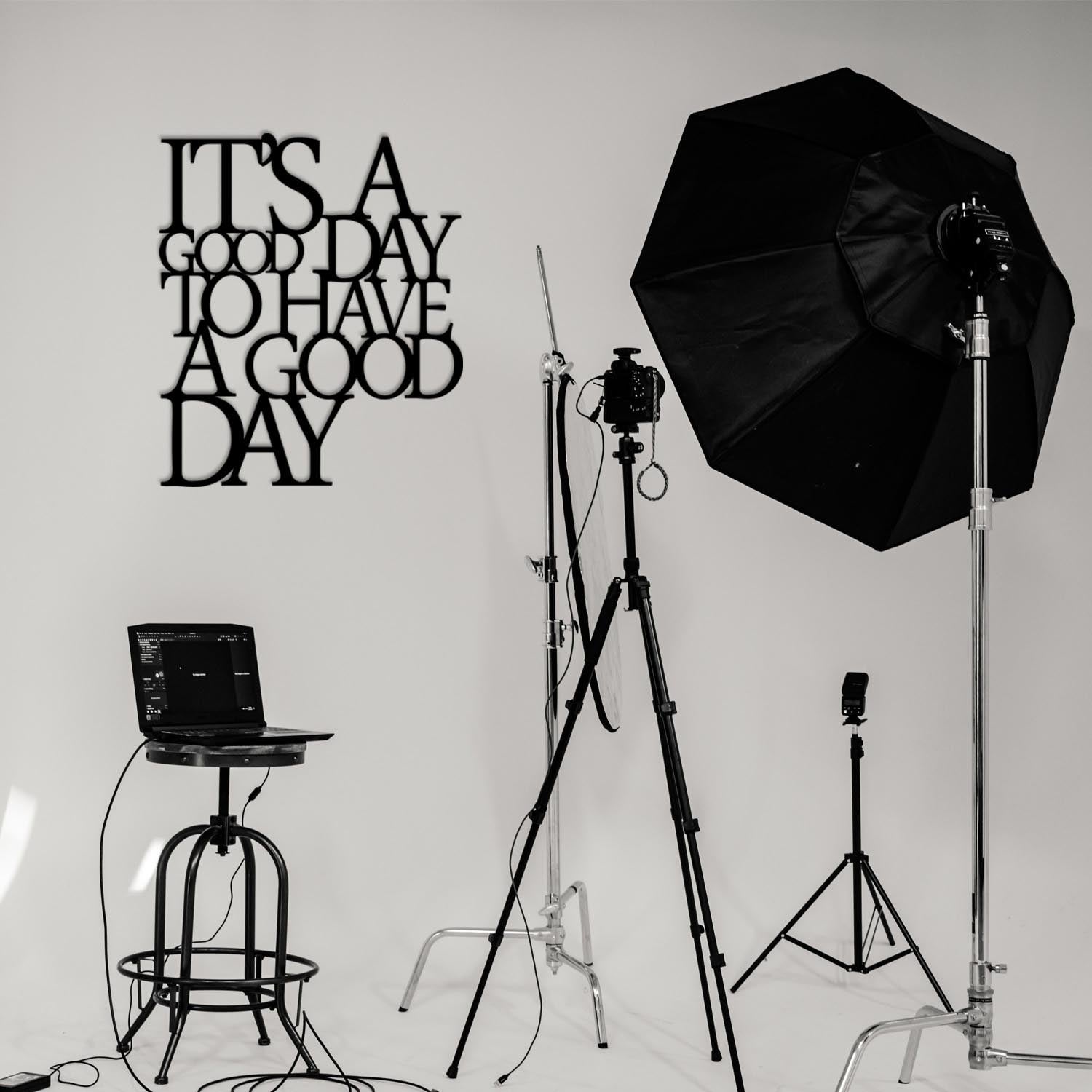 Verleihen Sie Ihrem Zuhause mit der stilvollen Wanddeko "Its A Good" von Wallity einen Hauch von Eleganz. Robustes Metall, vielseitig und einfach zu montieren.