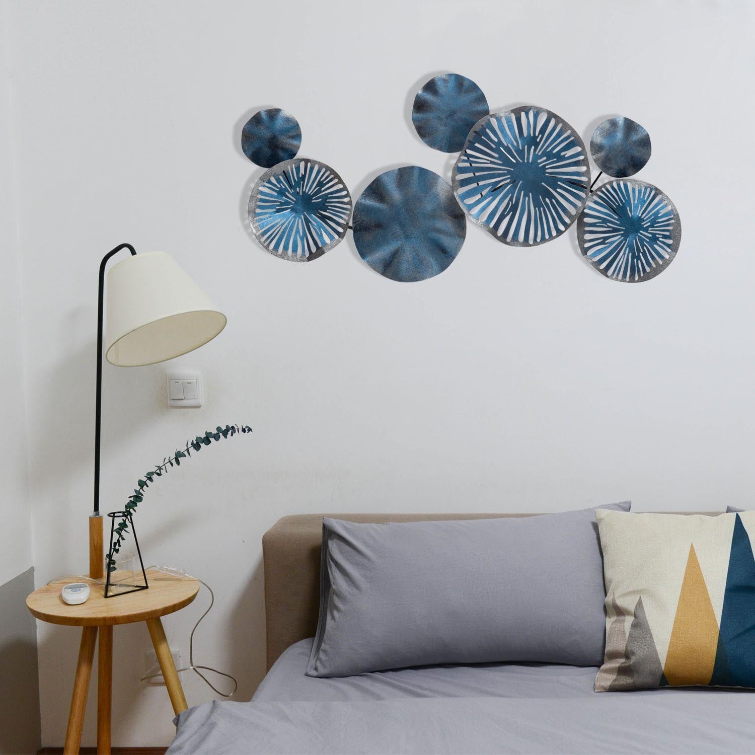 Verleihen Sie Ihrem Zuhause mit der mehrfarbigen Astrid Wanddeko von Wallity einen Hauch von Raffinesse und Stil – ein zeitloses Kunstwerk für jeden Raum.