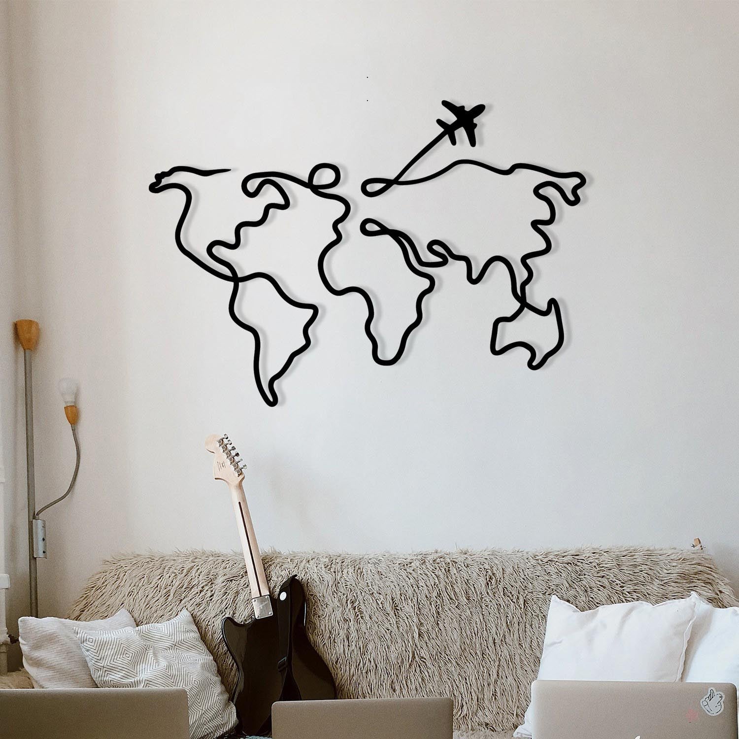 Entdecken Sie die Mozzafiato Wanddeko von Wallity – ein stilvolles, schwarzes Metallkunstwerk, das jeden Raum mit zeitloser Eleganz bereichert.