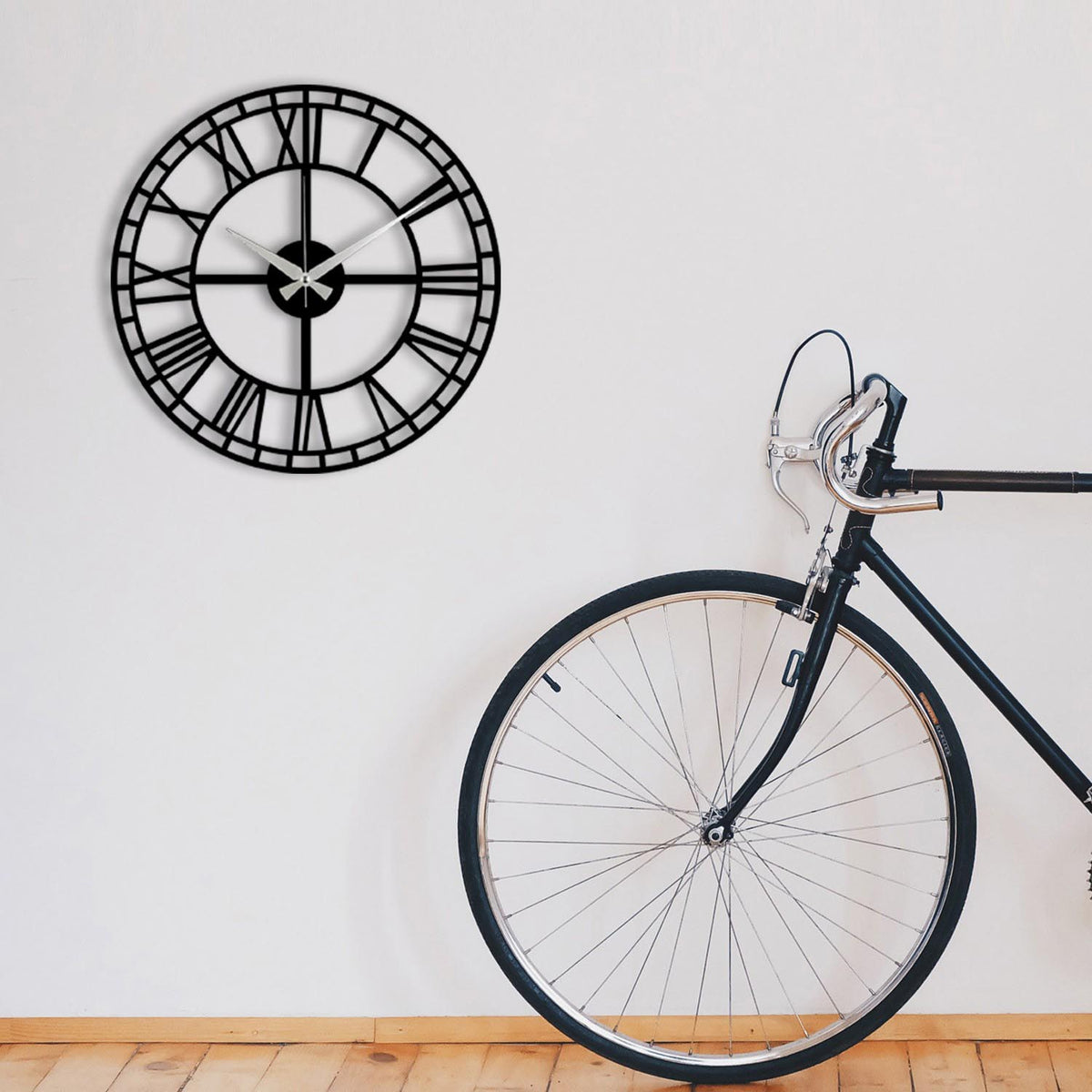 Enzoclock Wanduhr - Schwarz in Schwarz präsentiert im Onlineshop von KAQTU Design AG. Wanduhr ist von Wallity
