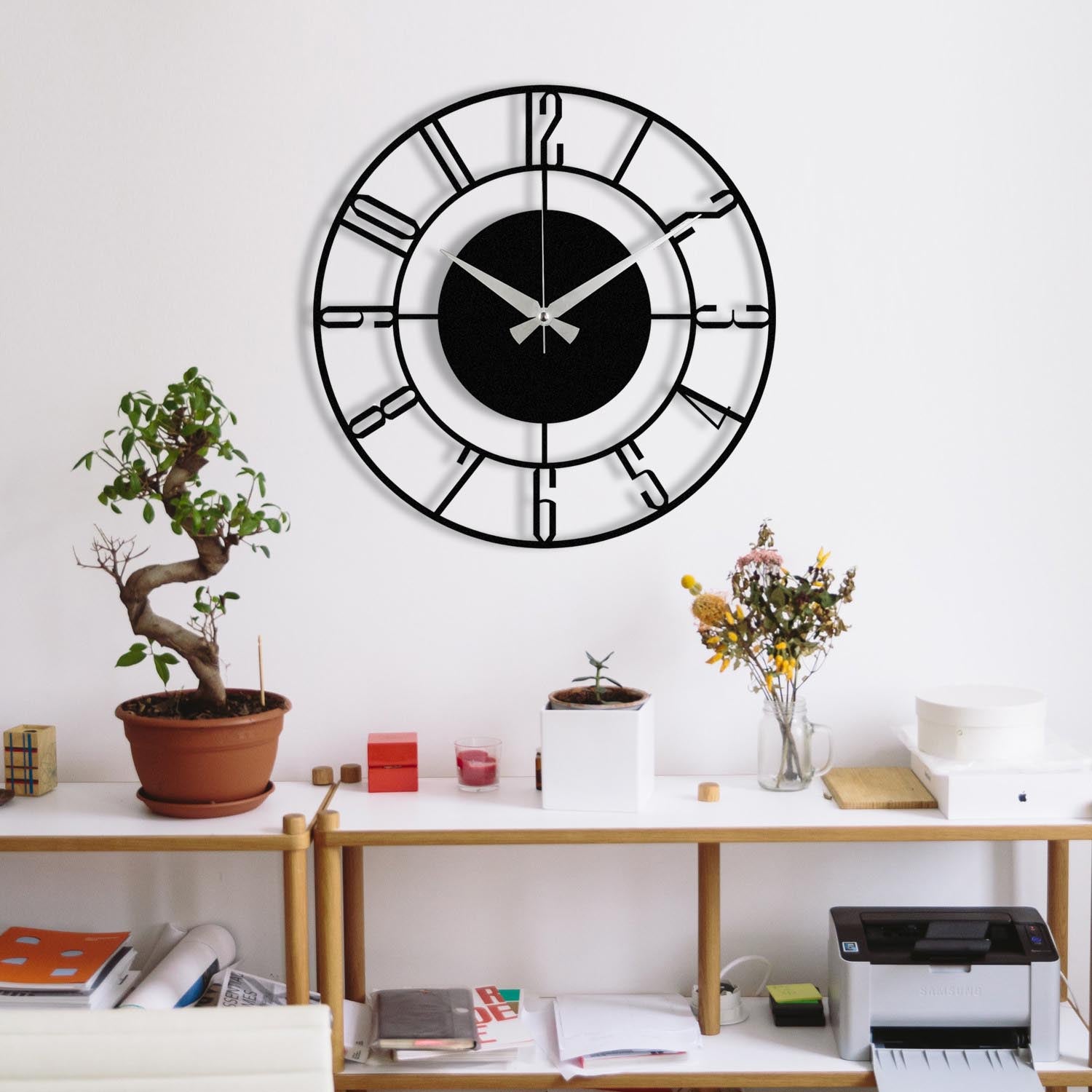 Elegante Enzoclock Wanduhr in Schwarz von Wallity. Hochwertige Metallverarbeitung, zeitloses Design, ideal für Wohnzimmer, Schlafzimmer und Büro.