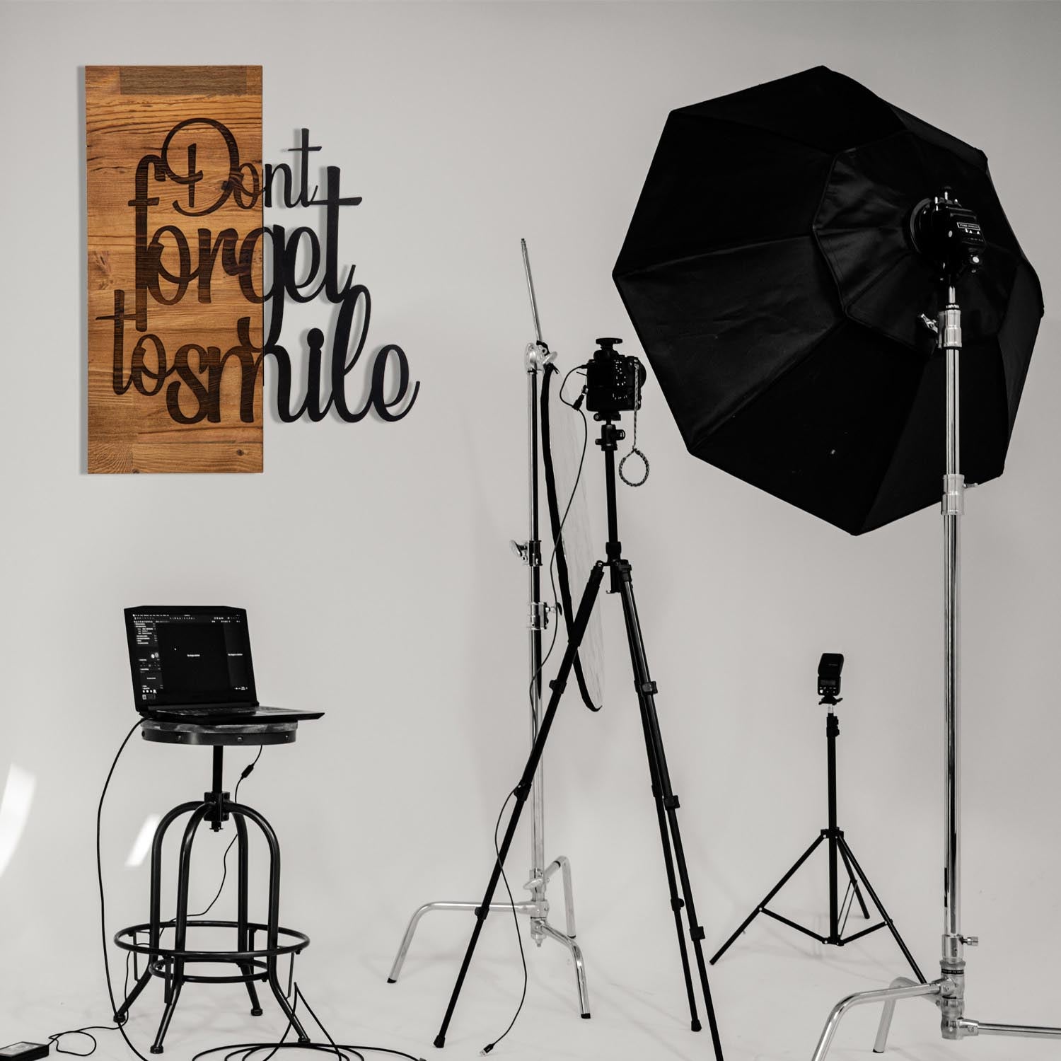 Entdecken Sie die stilvolle Wanddeko "Dont Forget To Smile" in edlem Schwarznuss von Wallity. Perfekt für ein elegantes Zuhause!