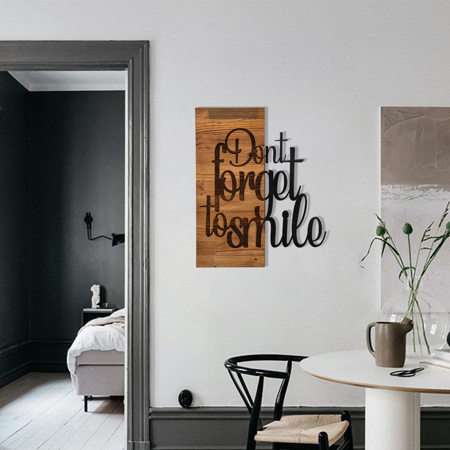 Verleihen Sie Ihrem Raum mit der Wanddeko "Dont Forget To Smile" in edlem Schwarznuss von Wallity einen Hauch von Eleganz und Stil.