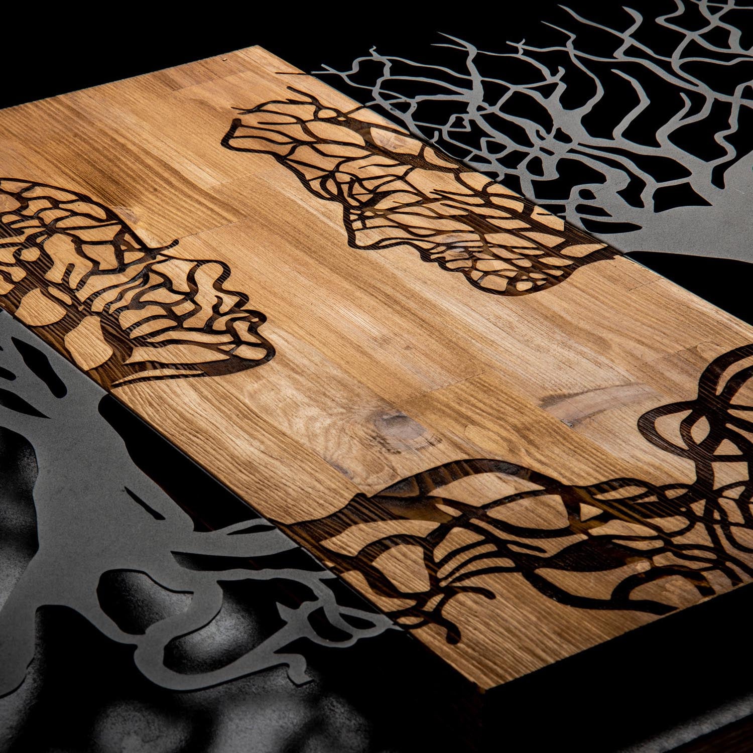 Gestalten Sie Ihre Wände neu mit der Tutku Wanddeko in Schwarznuss von Wallity – ein elegantes Holz-Metall-Accessoire, das jeden Raum veredelt.