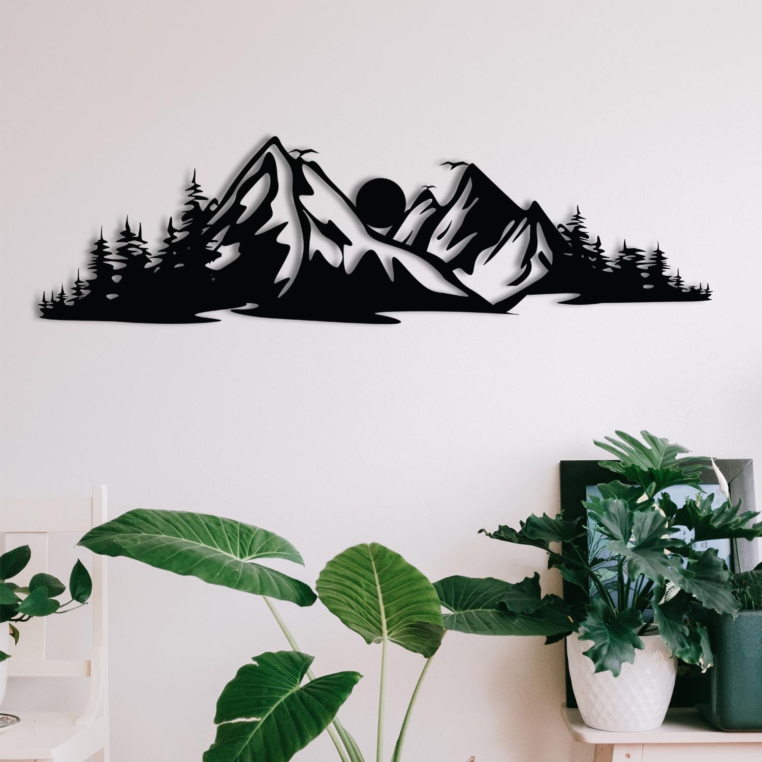 Verleihen Sie Ihrem Zuhause mit der Mountain 2 Wanddeko von Wallity einen Hauch von Eleganz. Handgefertigt aus Holz und Metall, einzigartig und stilvoll.