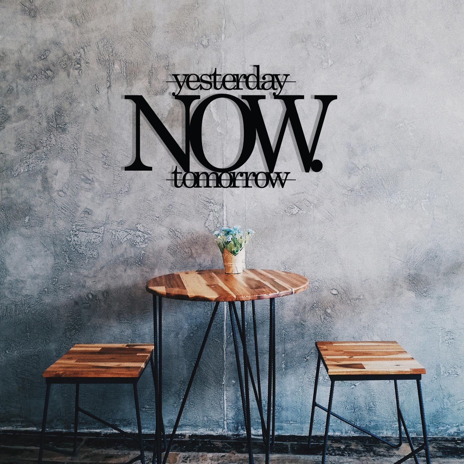 Verleihen Sie Ihrem Zuhause mit der Wanddeko "Now" von Wallity in edlem Schwarz einen Hauch von Eleganz und künstlerischem Flair.