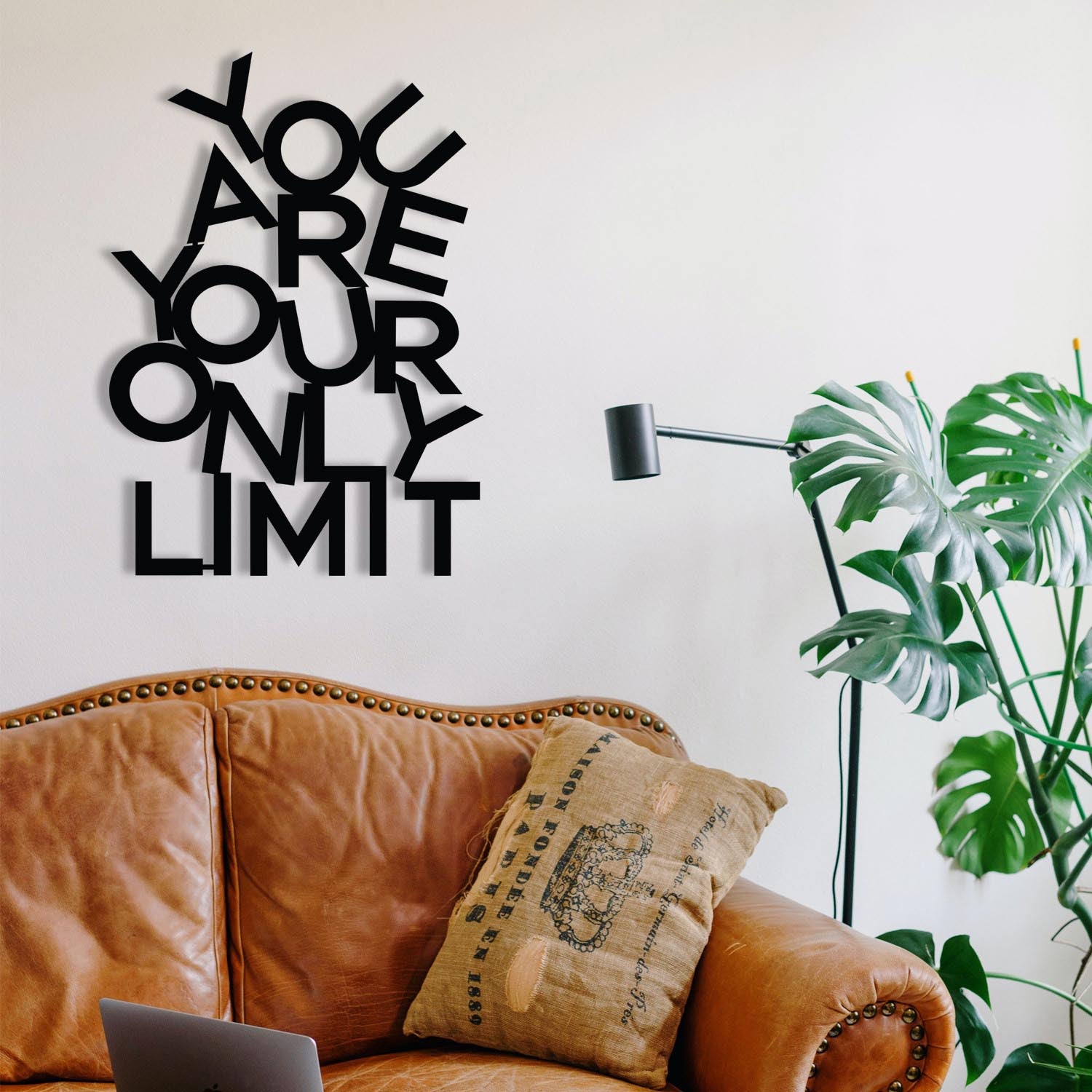 Setzen Sie mit der Limit Wanddeko von Wallity in elegantem Schwarz einen stilvollen Akzent in Ihrem Zuhause. Ein zeitloses Kunstwerk für kreative Wandgestaltungen.