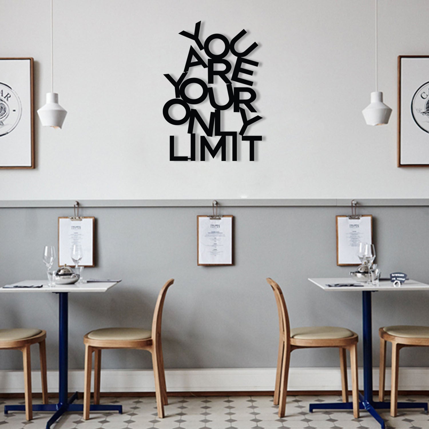 Verleihen Sie Ihrem Raum mit der Limit Wanddeko von Wallity in Schwarz einen modernen Touch. Ein elegantes Metall-Accessoire für kreative Akzente.