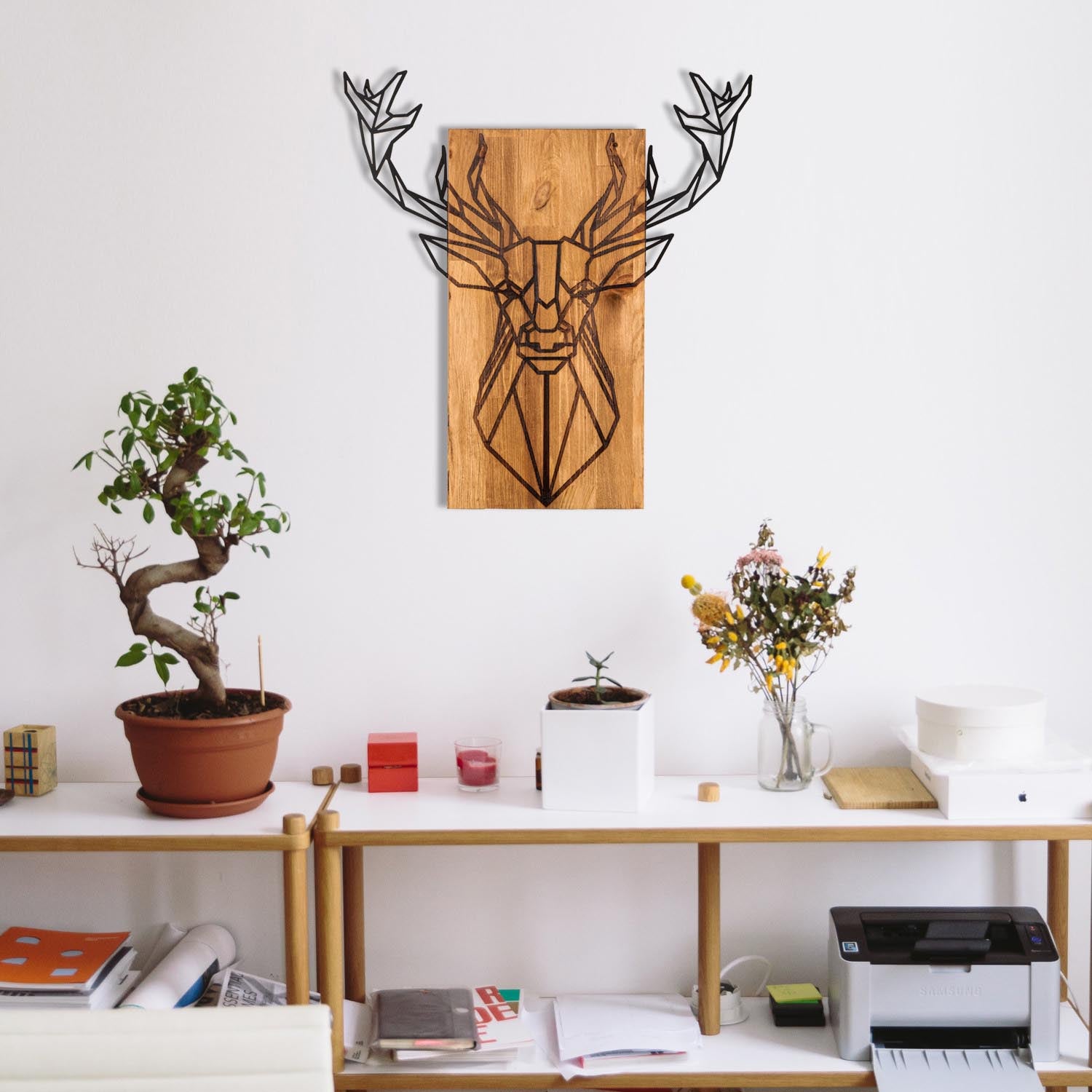Entdecken Sie die Deer Wanddeko in Schwarznuss von Wallity – ein stilvolles Kunstwerk, das Ihr Zuhause mit modernem Flair und Wärme bereichert.