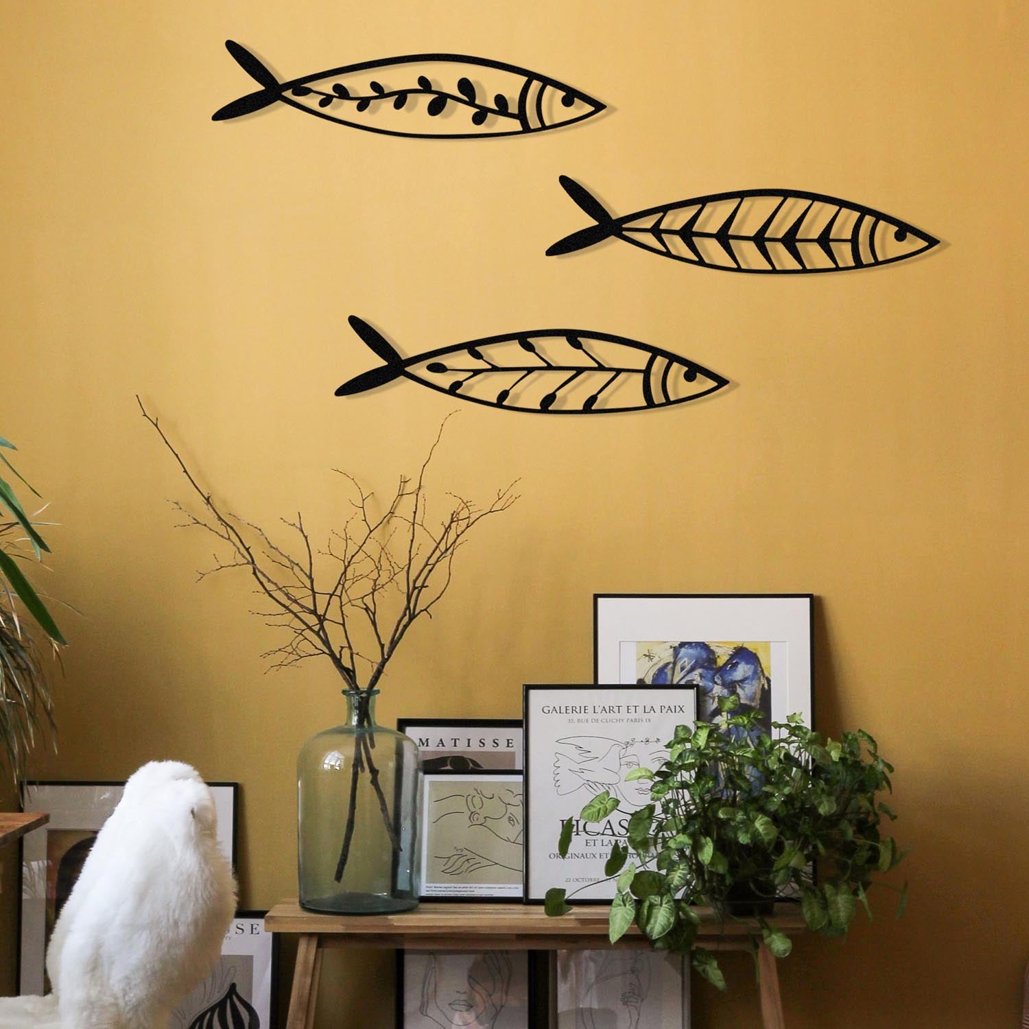 Verleihen Sie Ihrem Zuhause mit der Hamsi Wanddeko von Wallity in Schwarz einen modernen Touch. Robustes Metall, vielseitig und einfach zu montieren!