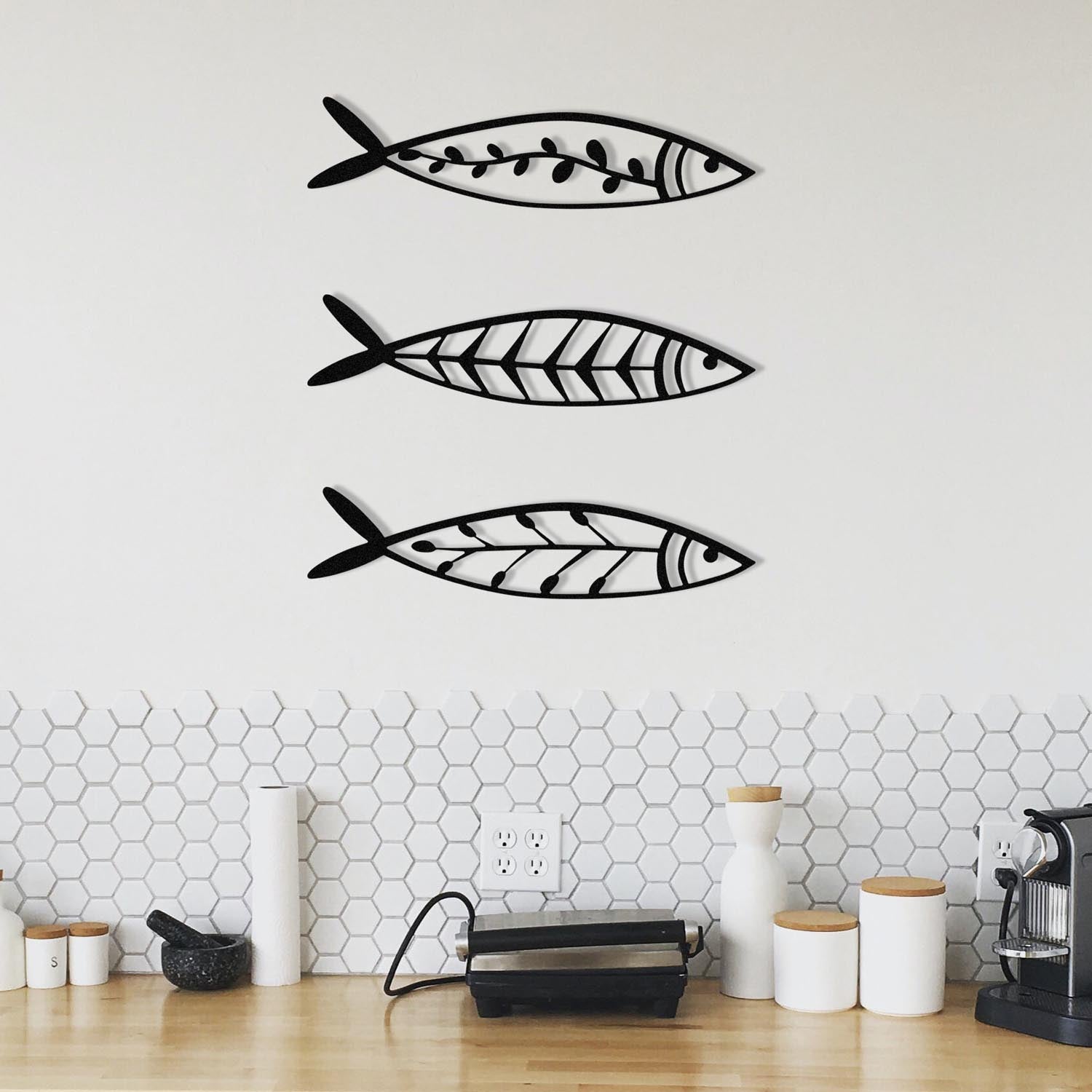 Entdecken Sie die Hamsi Wanddeko von Wallity in elegantem Schwarz. Robustes Metall, kreatives Design und einfache Montage für stilvolle Akzente!