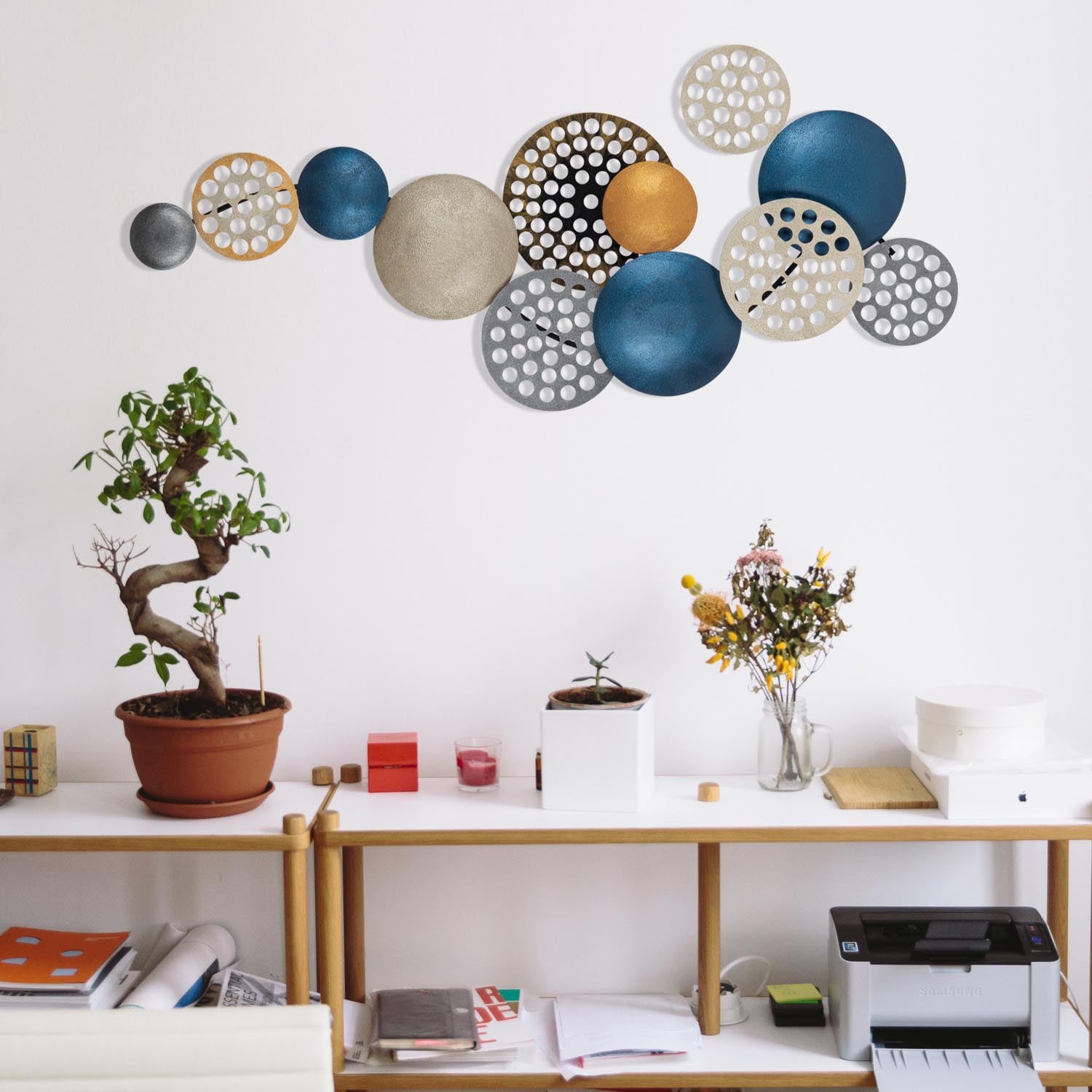 Entdecken Sie die Bronte Wanddeko von Wallity – ein elegantes Metallkunstwerk, das jedem Raum Stil und Raffinesse verleiht. Ideal für Ihr Zuhause!