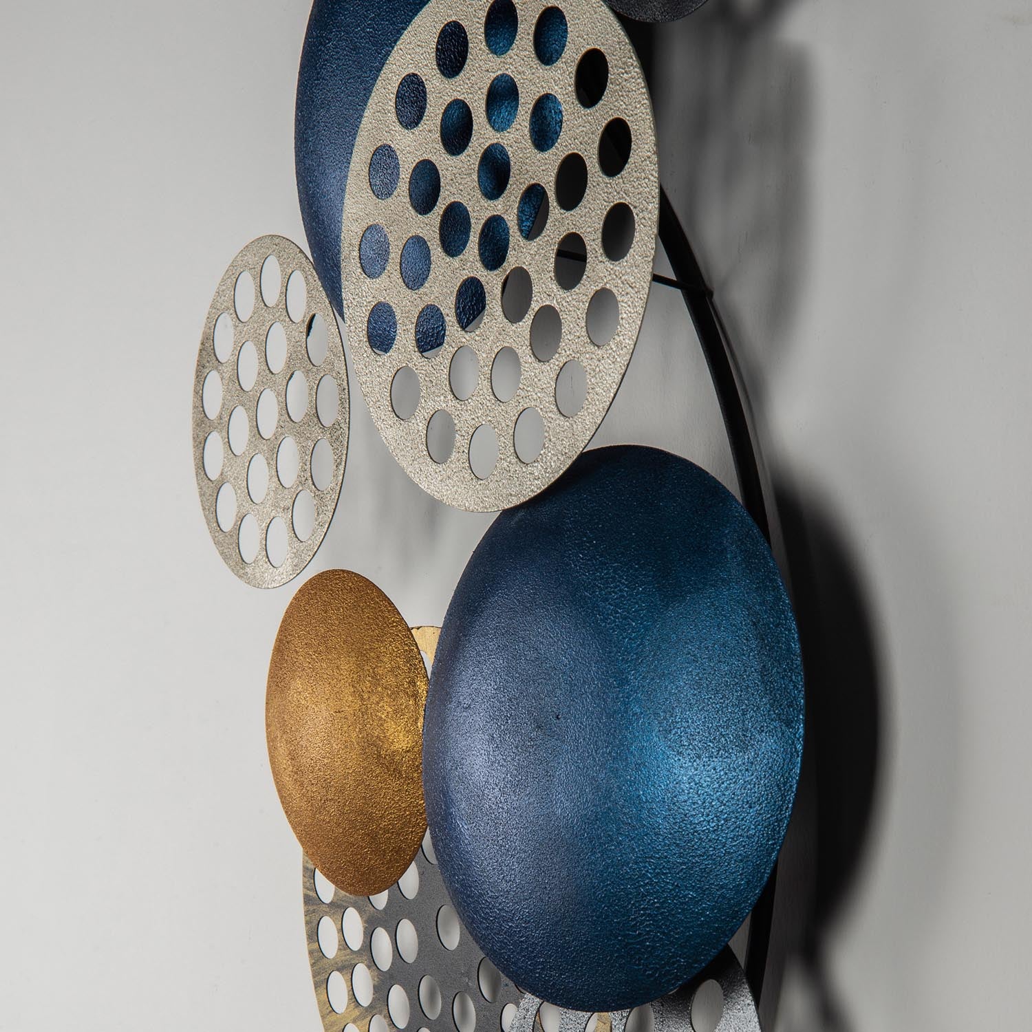 Entdecken Sie die Bronte Wanddeko von Wallity – ein elegantes Metallkunstwerk, das jedem Raum Stil und Raffinesse verleiht. Ideal für Ihr Zuhause!