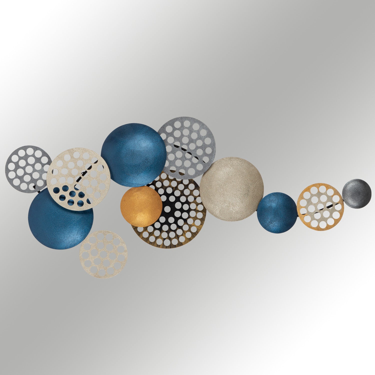 Verleihen Sie Ihrem Raum mit der Bronte Wanddeko von Wallity einen Hauch von Eleganz. Dieses hochwertige Metallstück ist ein zeitloses Kunstwerk für jedes Zuhause.